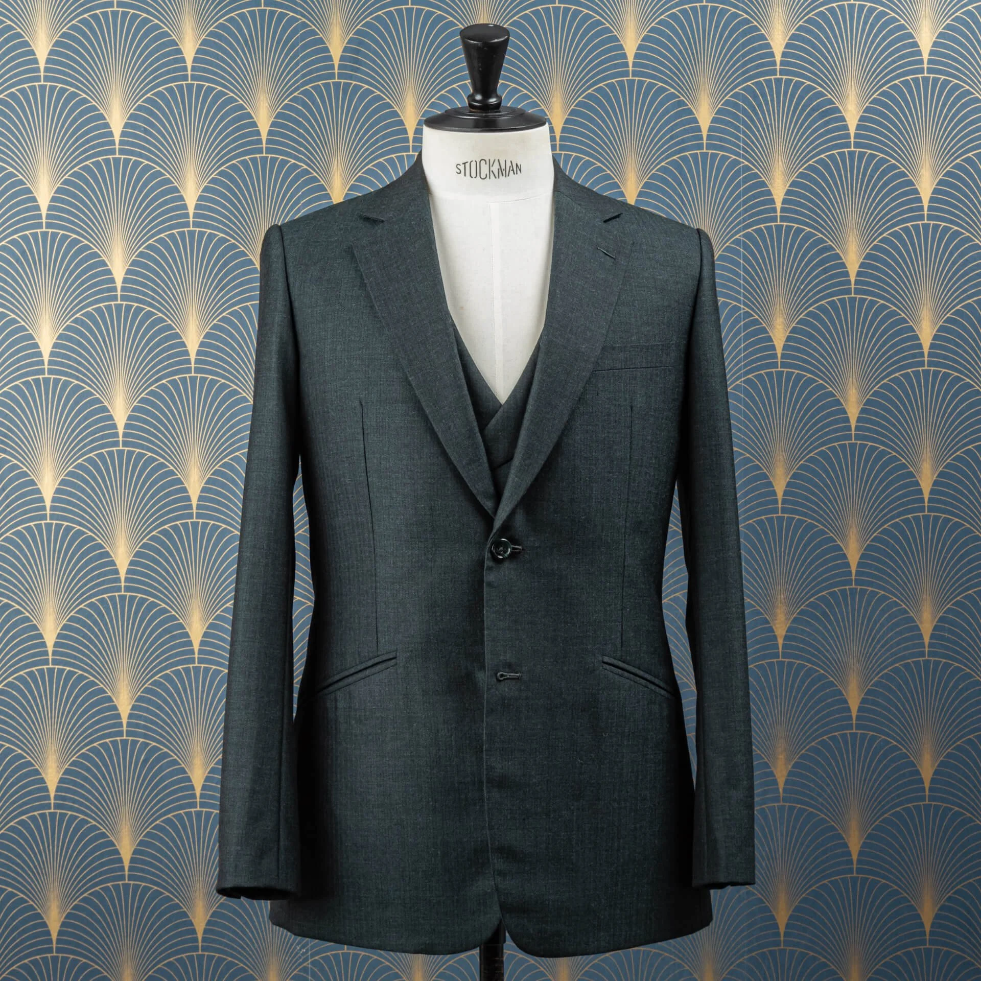 Zandkleurig tweed colbert met lichtgrijze pantalon - Holland &amp; Sherry