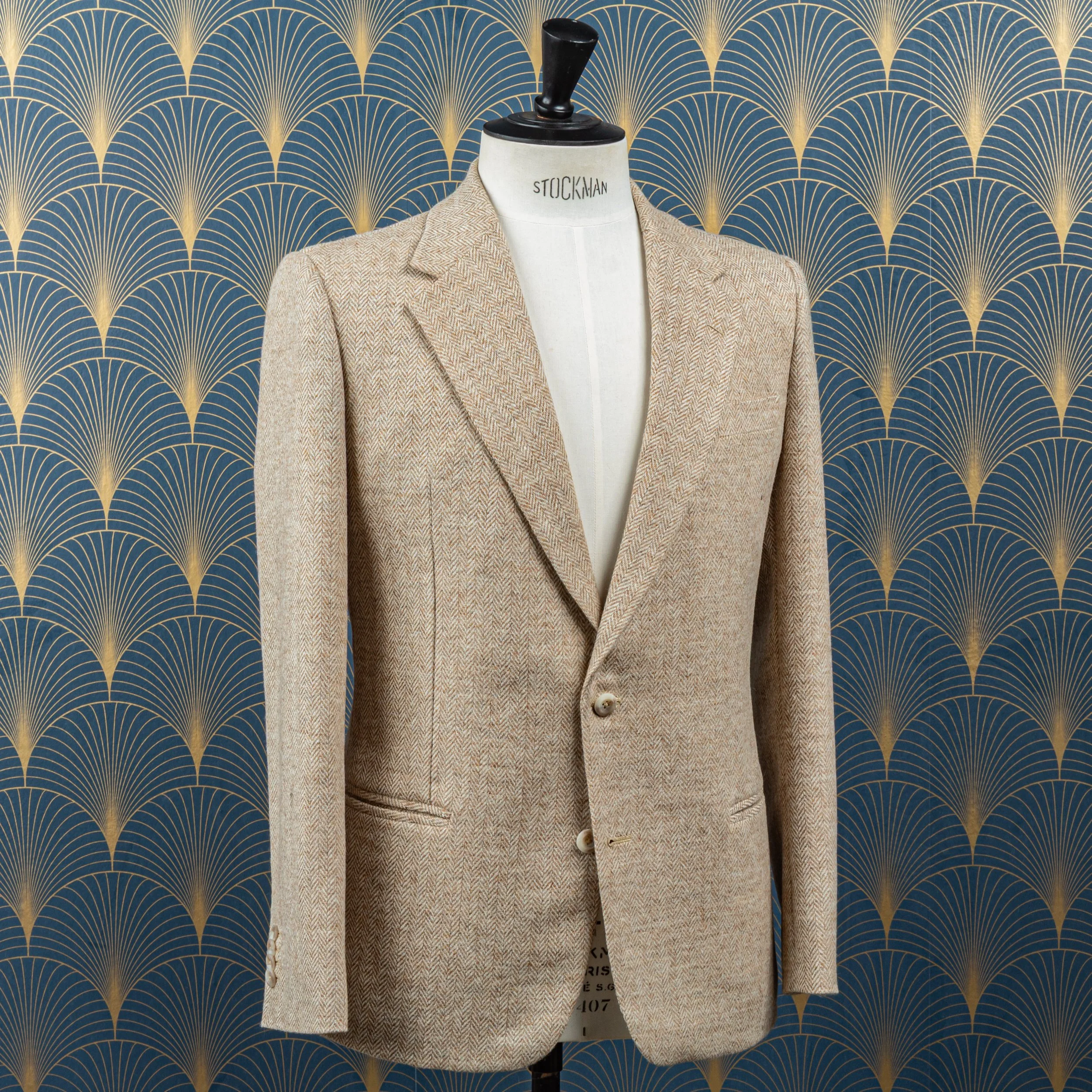 Zandkleurig tweed colbert met lichtgrijze pantalon - Holland & Sherry-2.jpg