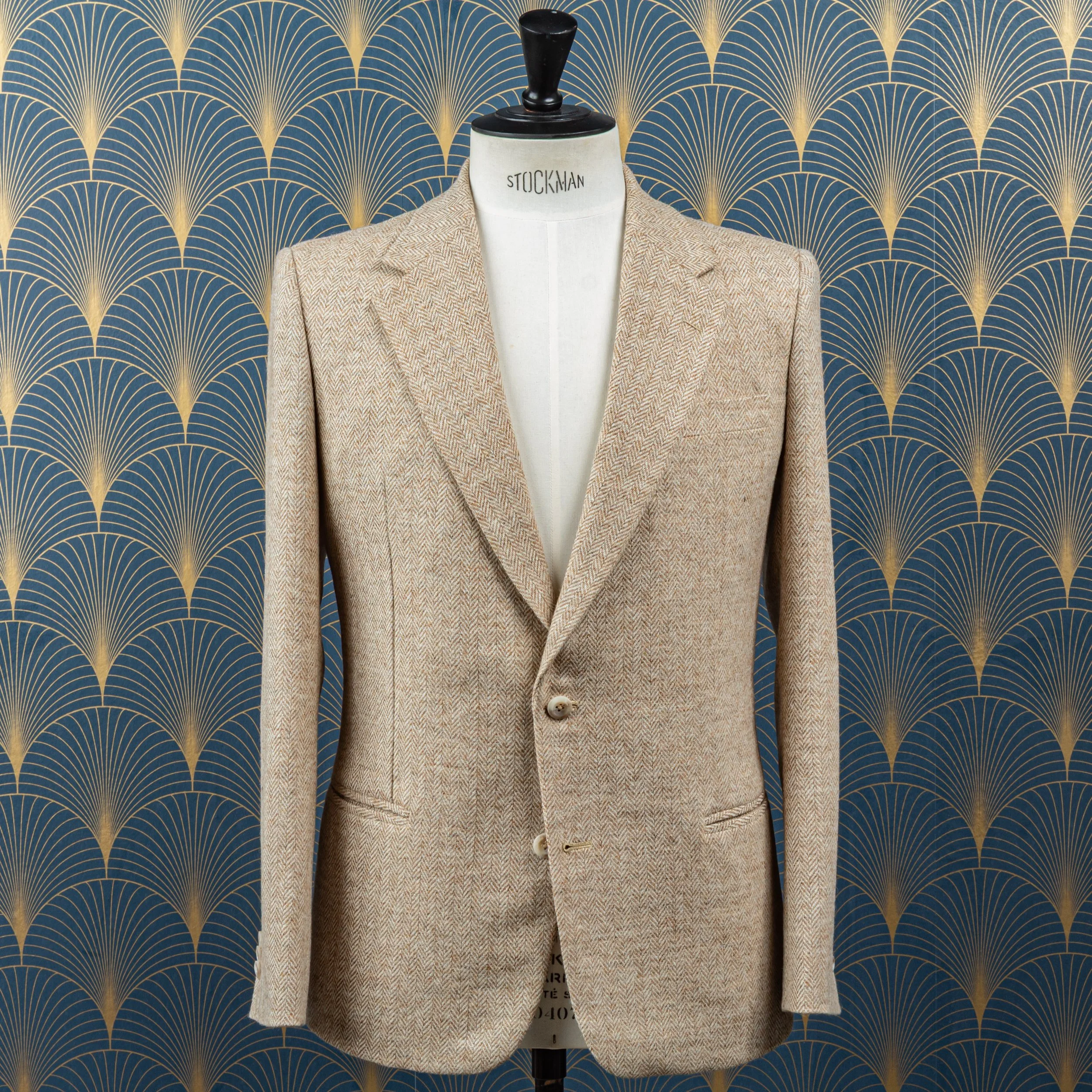 Zandkleurig tweed colbert met lichtgrijze pantalon - Holland & Sherry-1.jpg