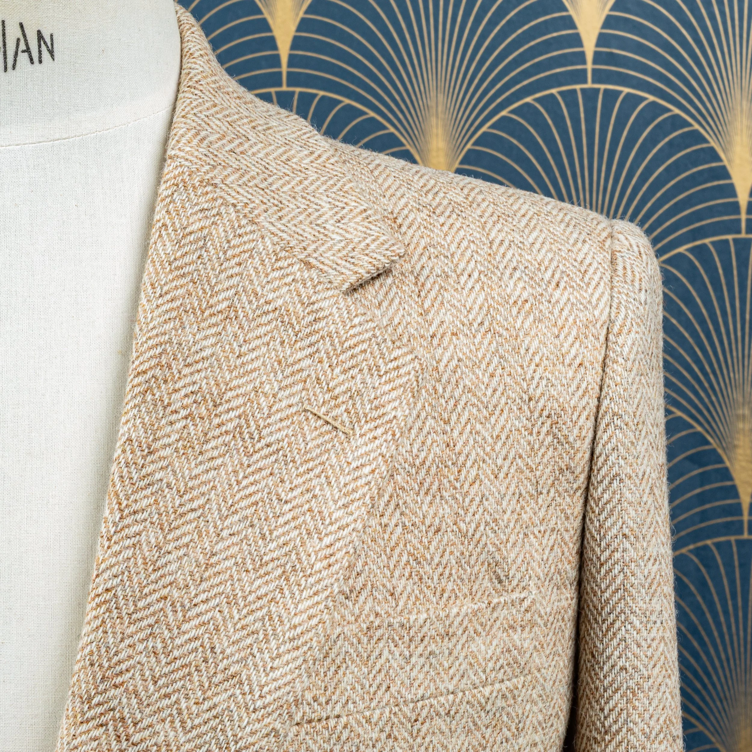 Zandkleurig tweed colbert met lichtgrijze pantalon - Holland & Sherry-3.jpg