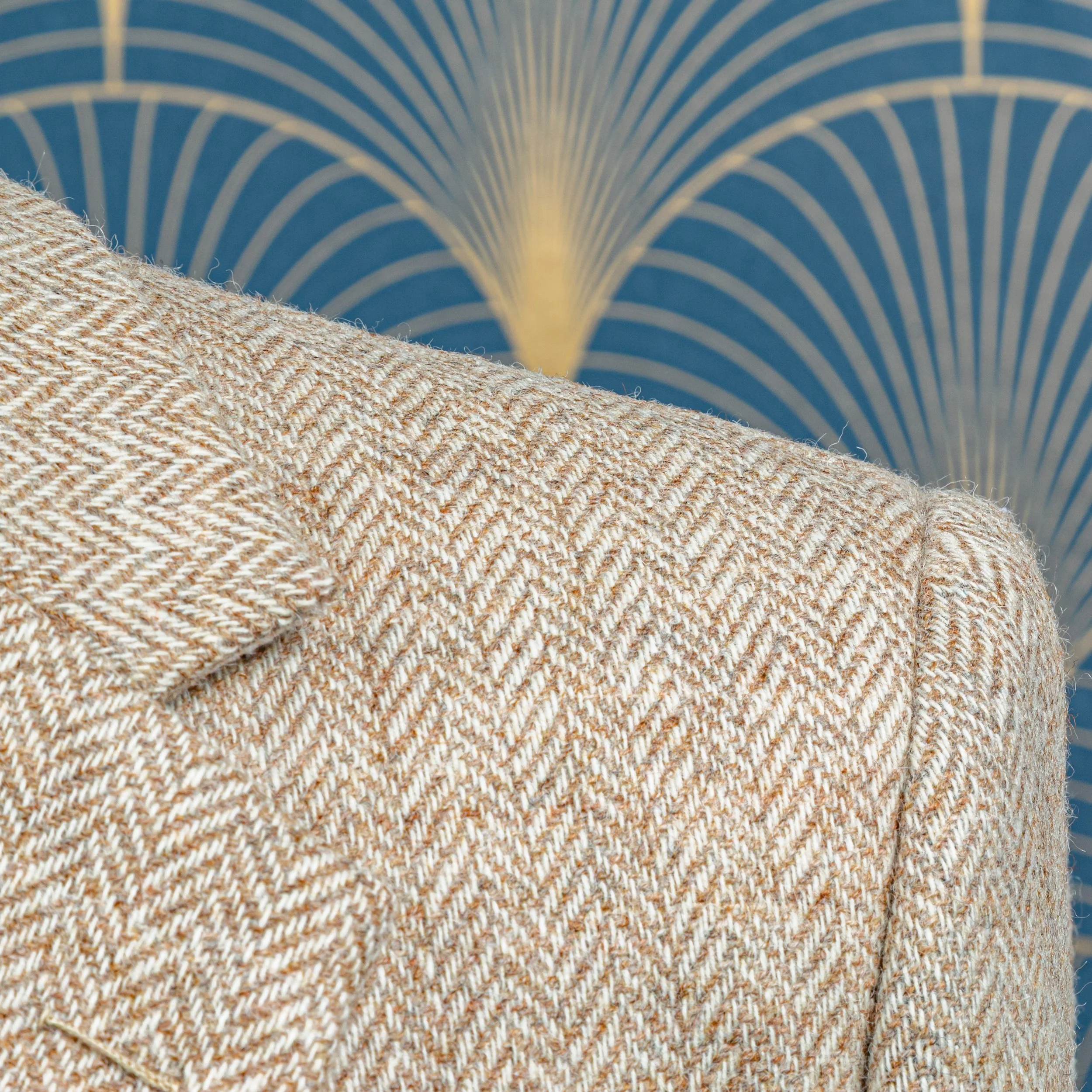 Zandkleurig tweed colbert met lichtgrijze pantalon - Holland & Sherry-5.jpg