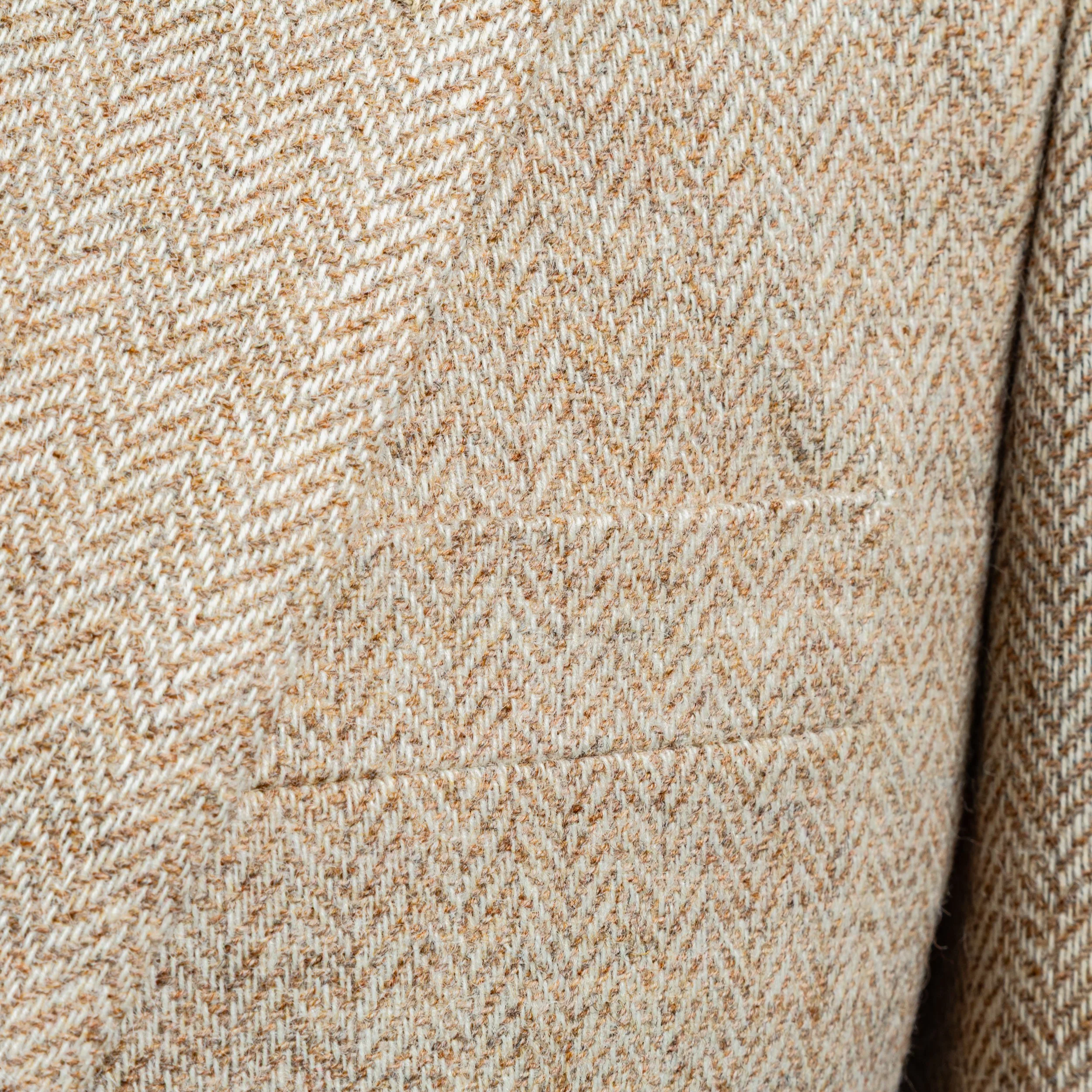 Zandkleurig tweed colbert met lichtgrijze pantalon - Holland & Sherry-6.jpg