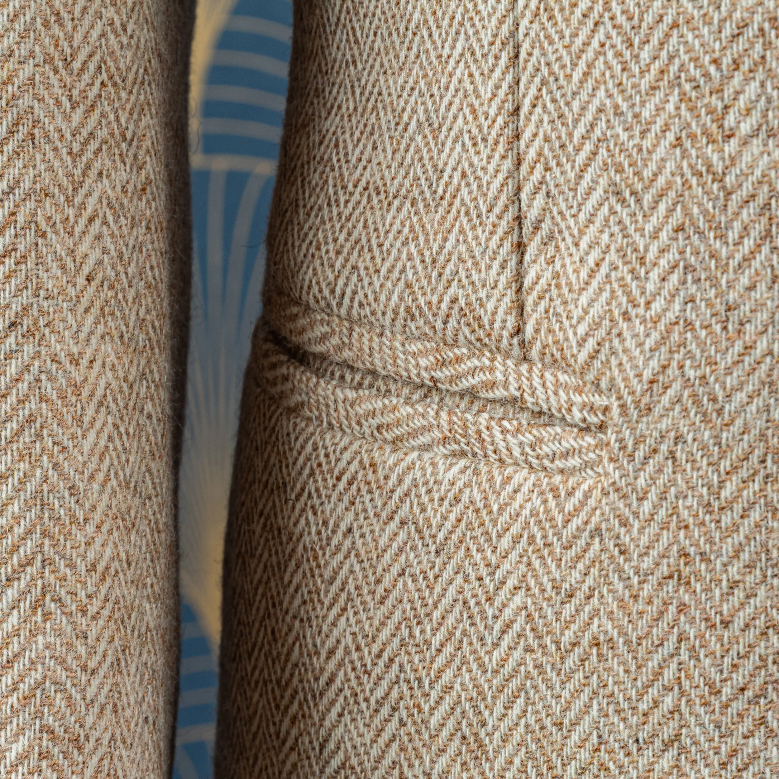 Zandkleurig tweed colbert met lichtgrijze pantalon - Holland & Sherry-8.jpg