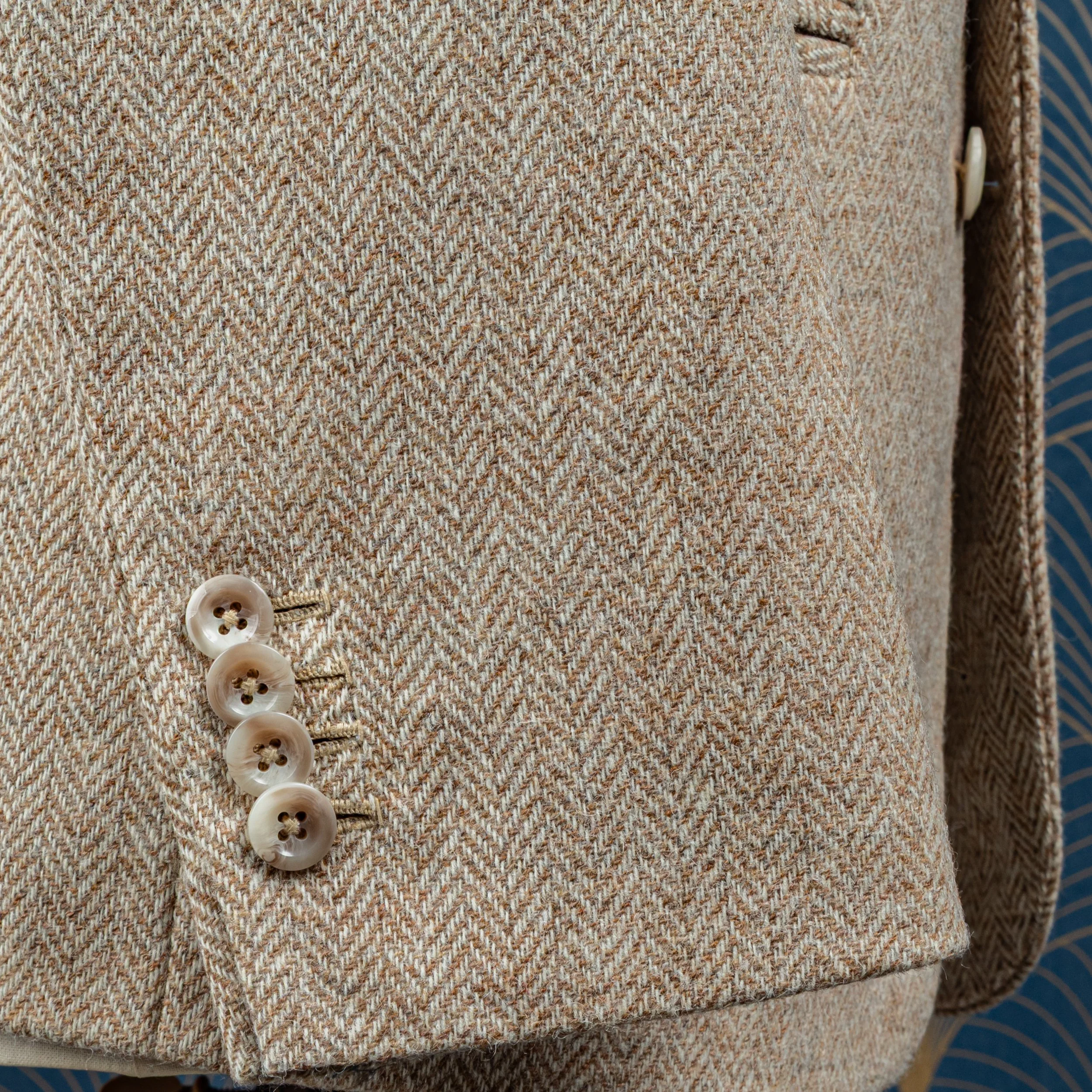 Zandkleurig tweed colbert met lichtgrijze pantalon - Holland & Sherry-9.jpg
