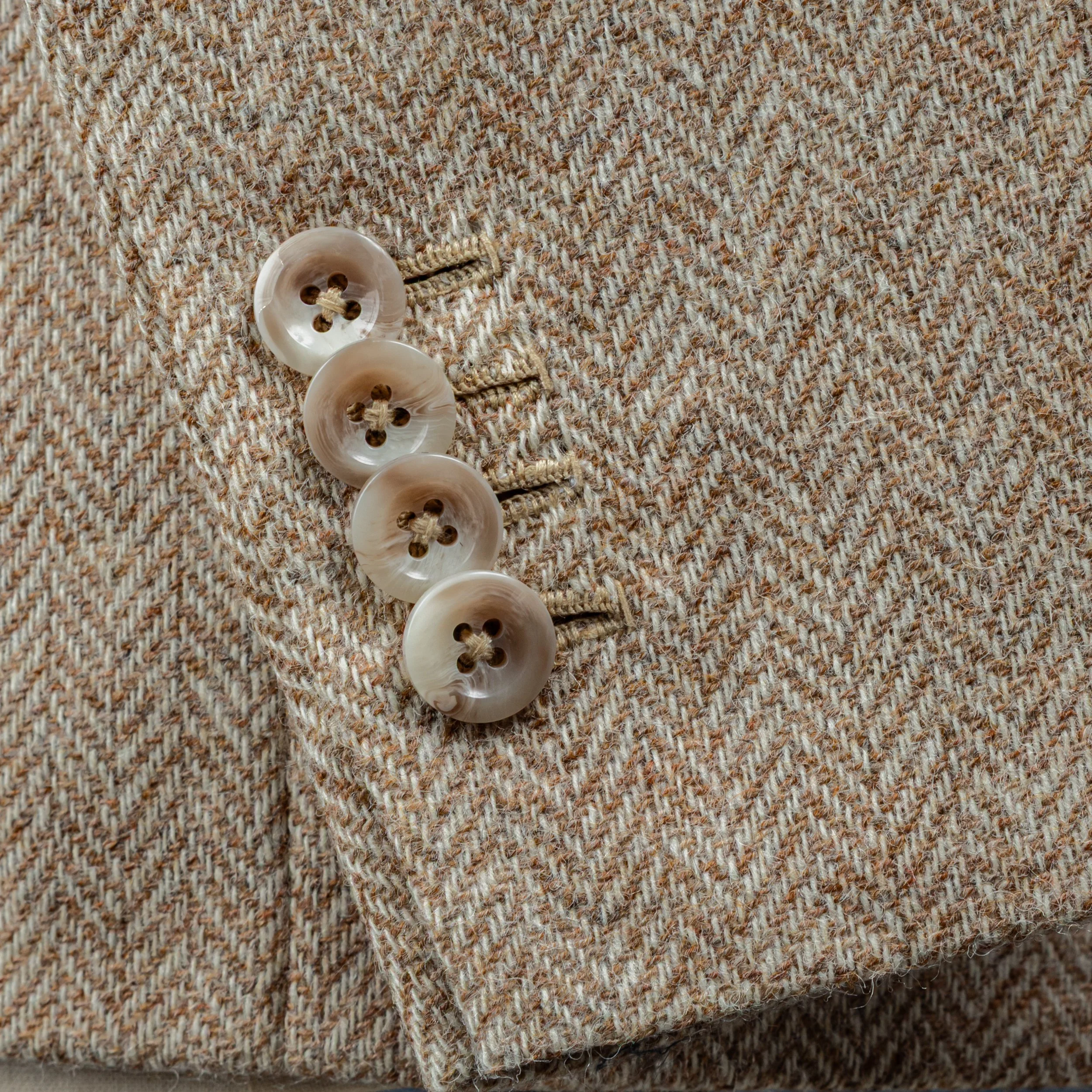 Zandkleurig tweed colbert met lichtgrijze pantalon - Holland & Sherry-10.jpg