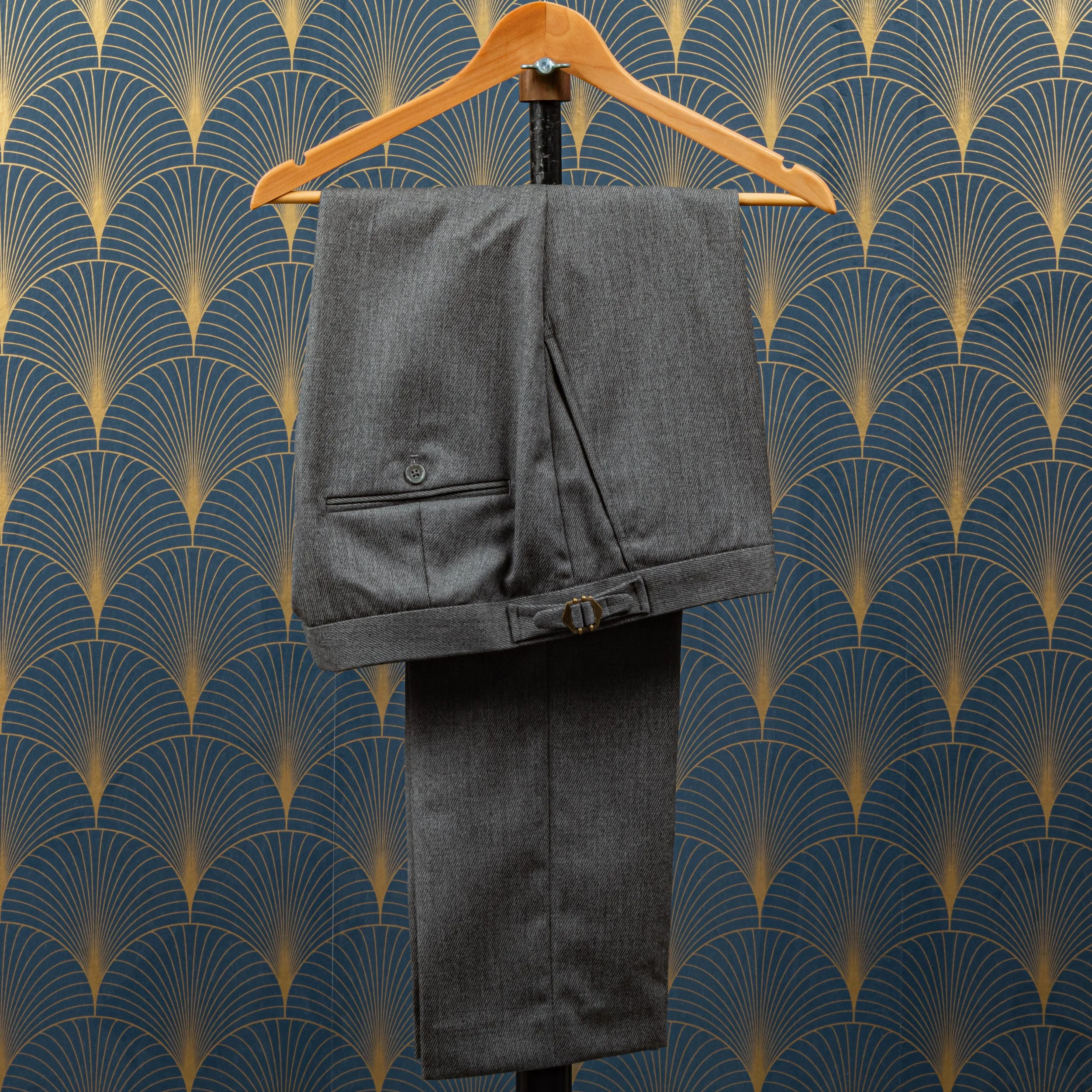 Zandkleurig tweed colbert met lichtgrijze pantalon - Holland & Sherry-11.jpg