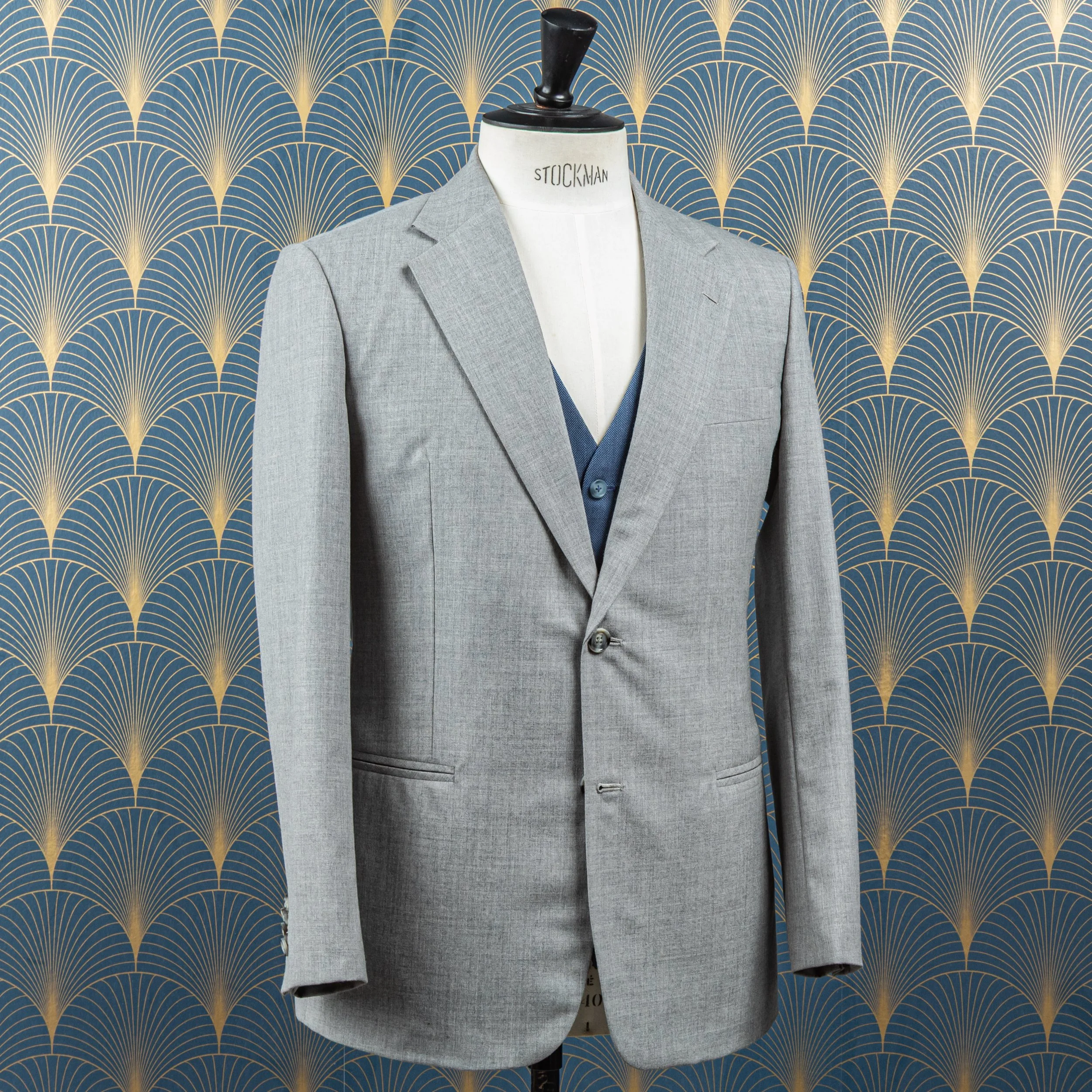 Lichtgrijs trouwpak op maat met blauw gilet - Holland & Sherry-2.jpg