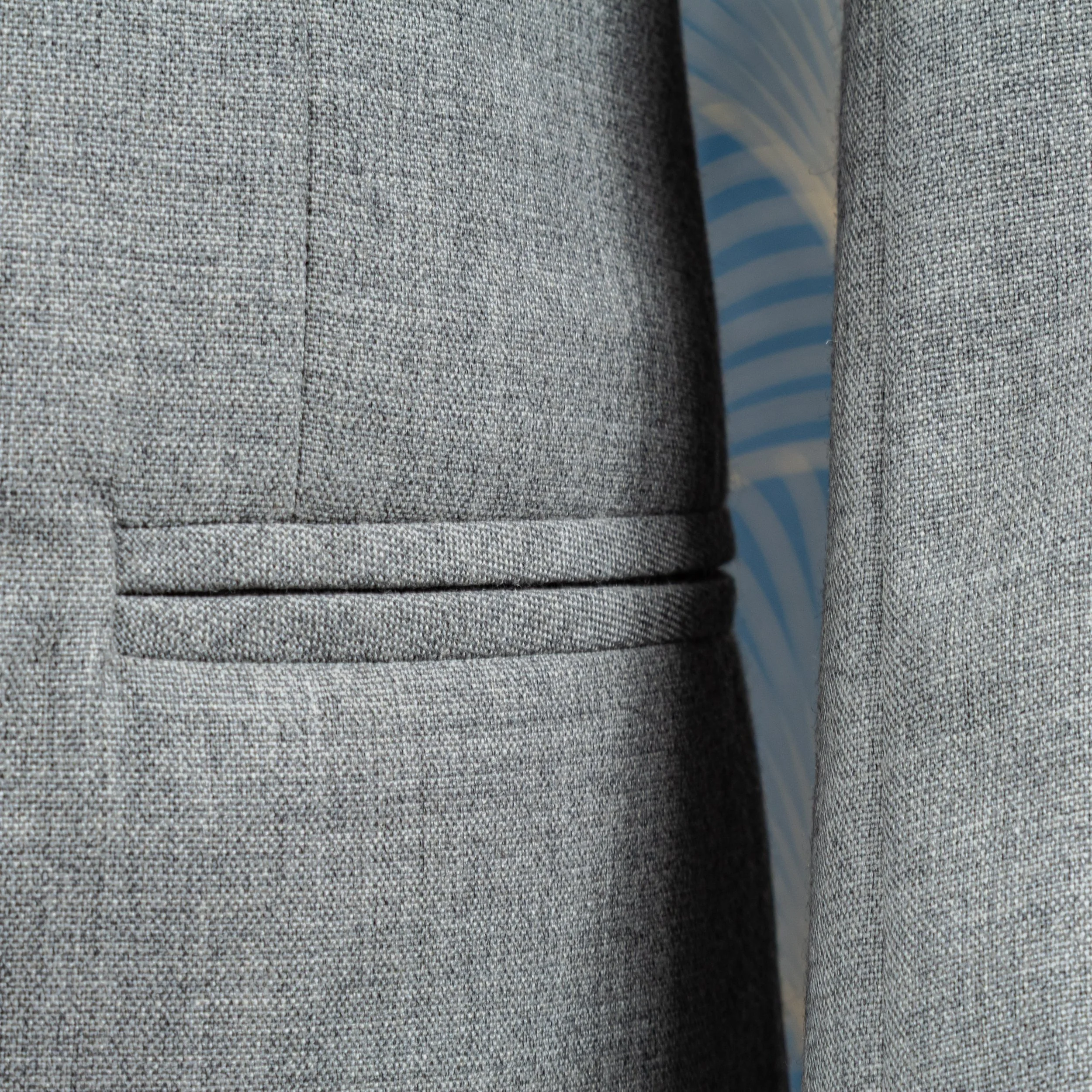 Lichtgrijs trouwpak op maat met blauw gilet - Holland & Sherry-8.jpg