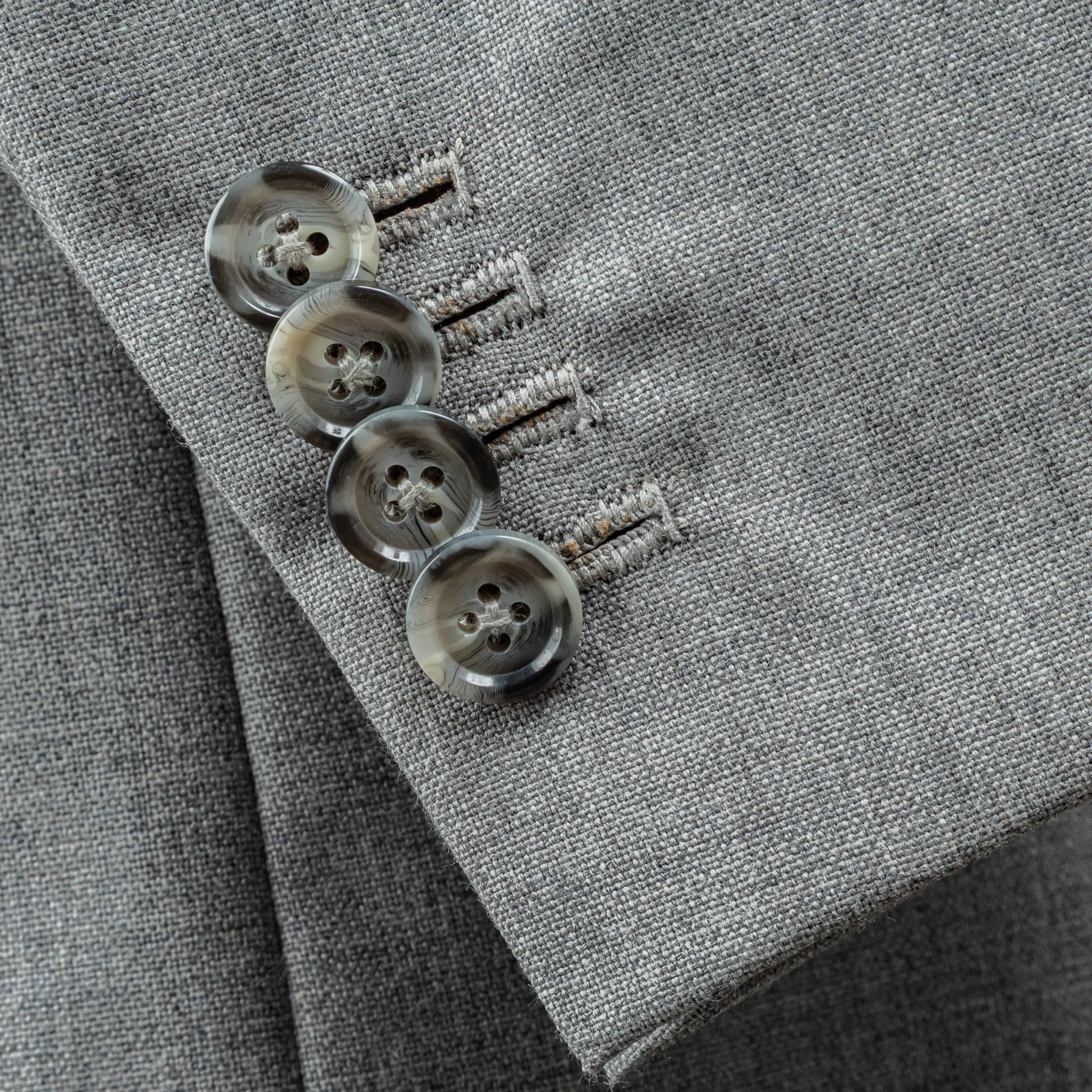 Lichtgrijs trouwpak op maat met blauw gilet - Holland & Sherry-10.jpg