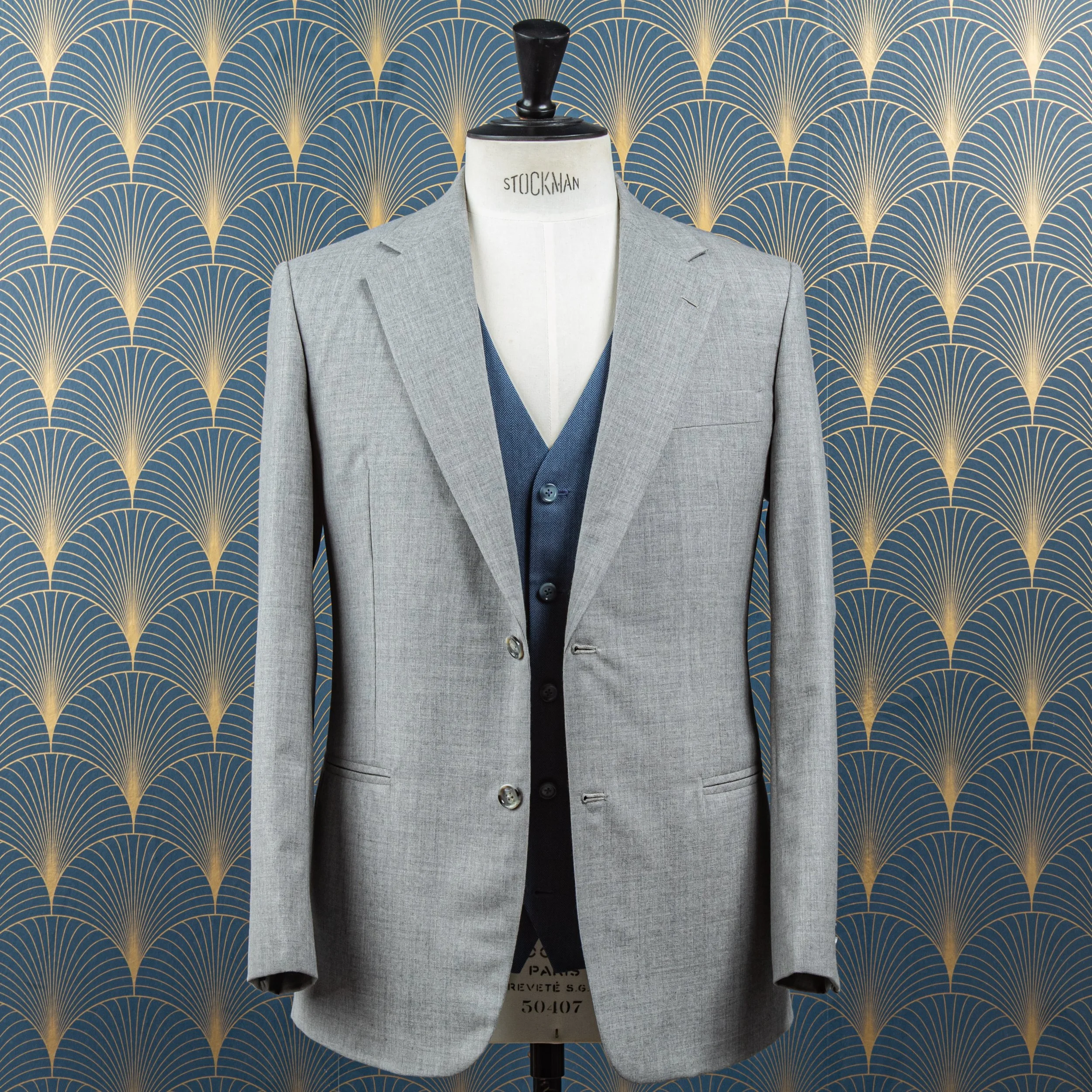 Lichtgrijs trouwpak op maat met blauw gilet - Holland & Sherry-11.jpg