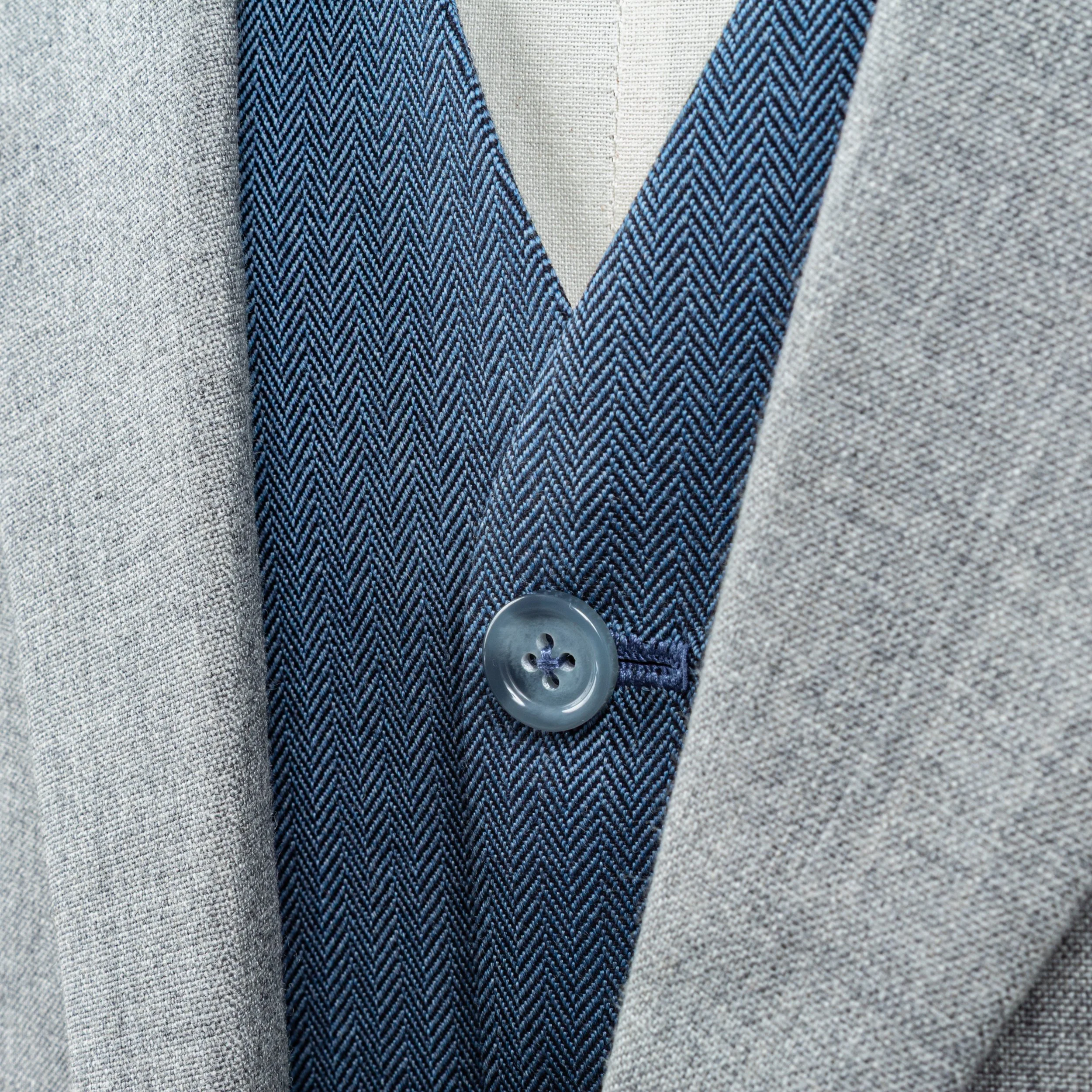 Lichtgrijs trouwpak op maat met blauw gilet - Holland & Sherry-13.jpg