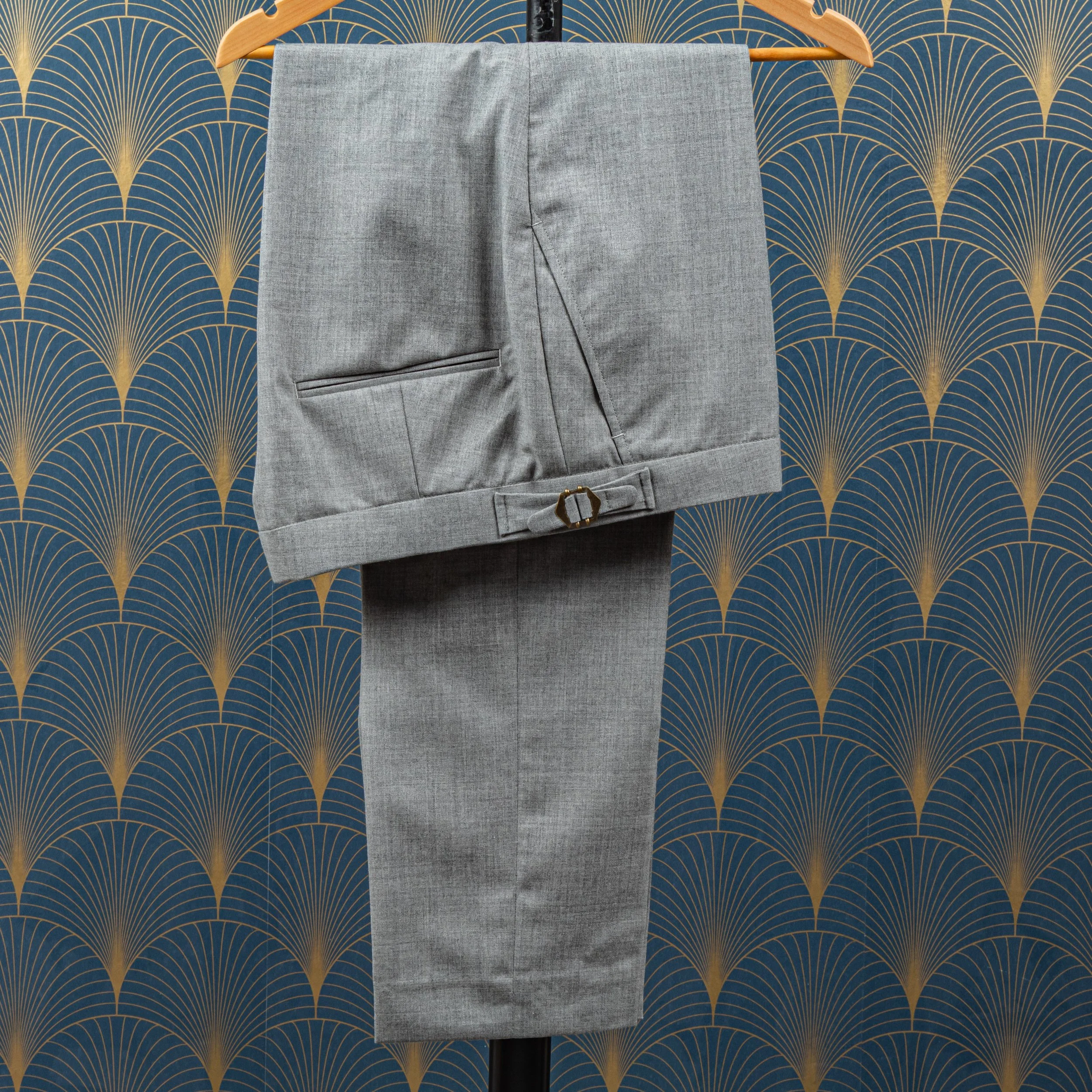 Lichtgrijs trouwpak op maat met blauw gilet - Holland & Sherry-16.jpg