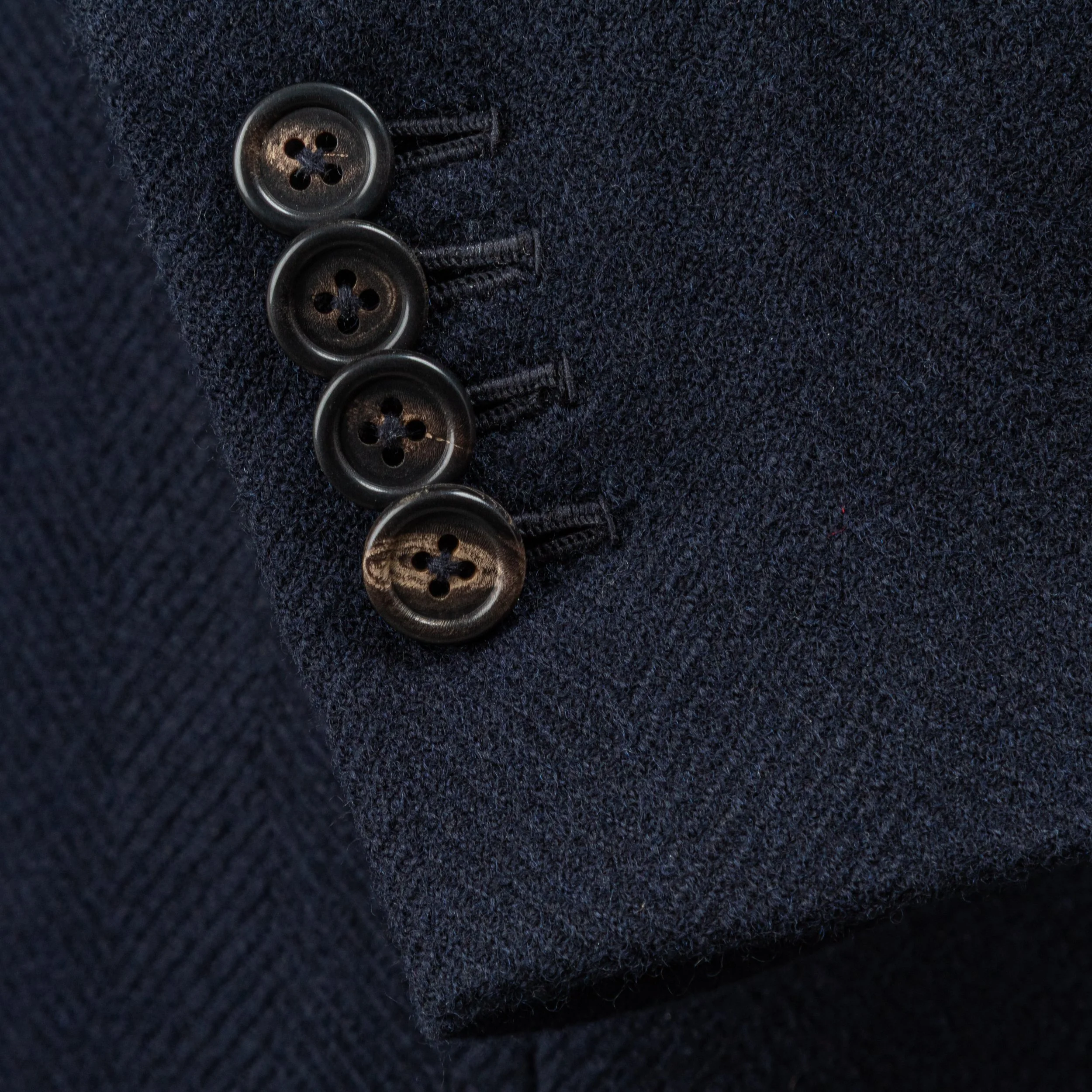 Klassieke overcoat op maat in navy visgraat - Caccioppoli Cashmere & Wool-11.jpg