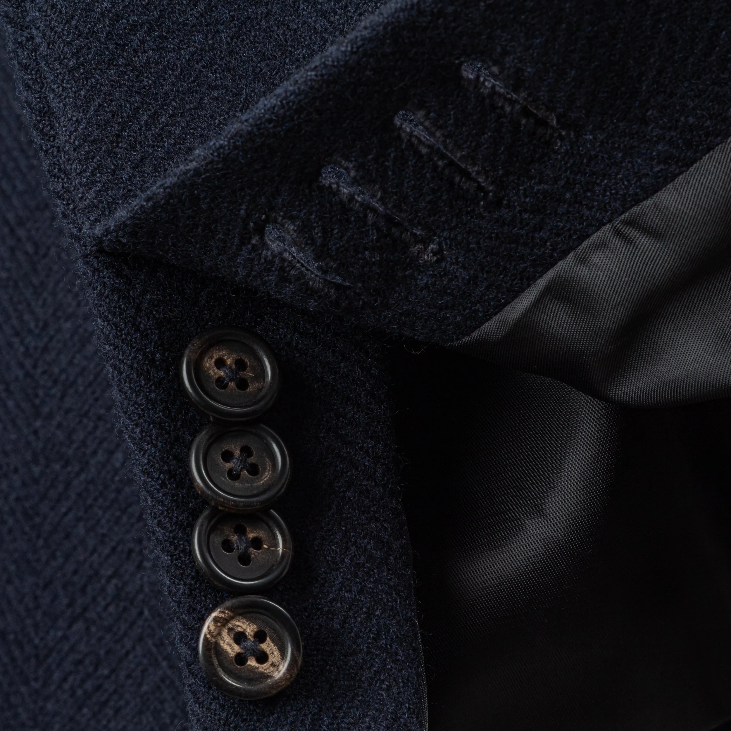 Klassieke overcoat op maat in navy visgraat - Caccioppoli Cashmere & Wool-13.jpg