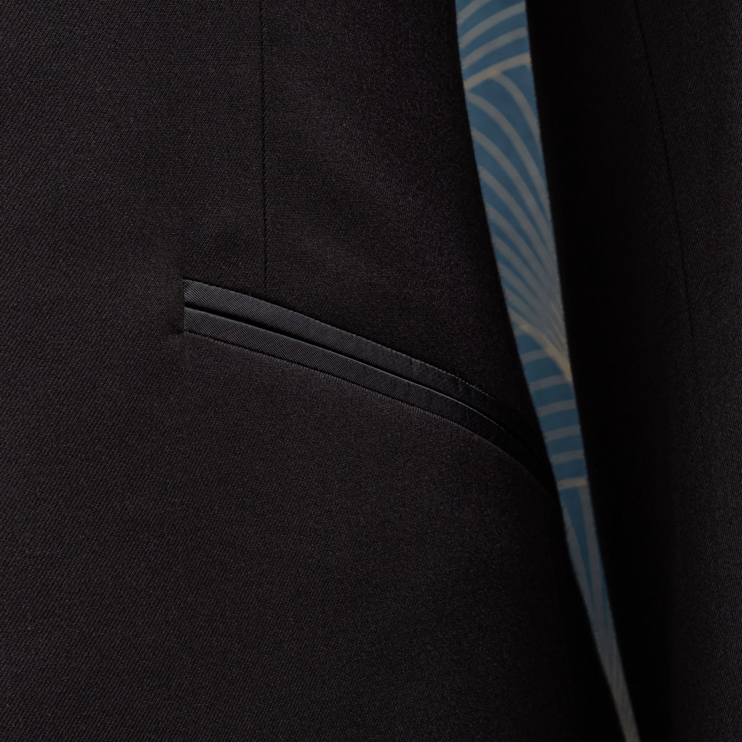 Klassieke smoking op maat met peak lapels - Zwarte merino wol-6.jpg