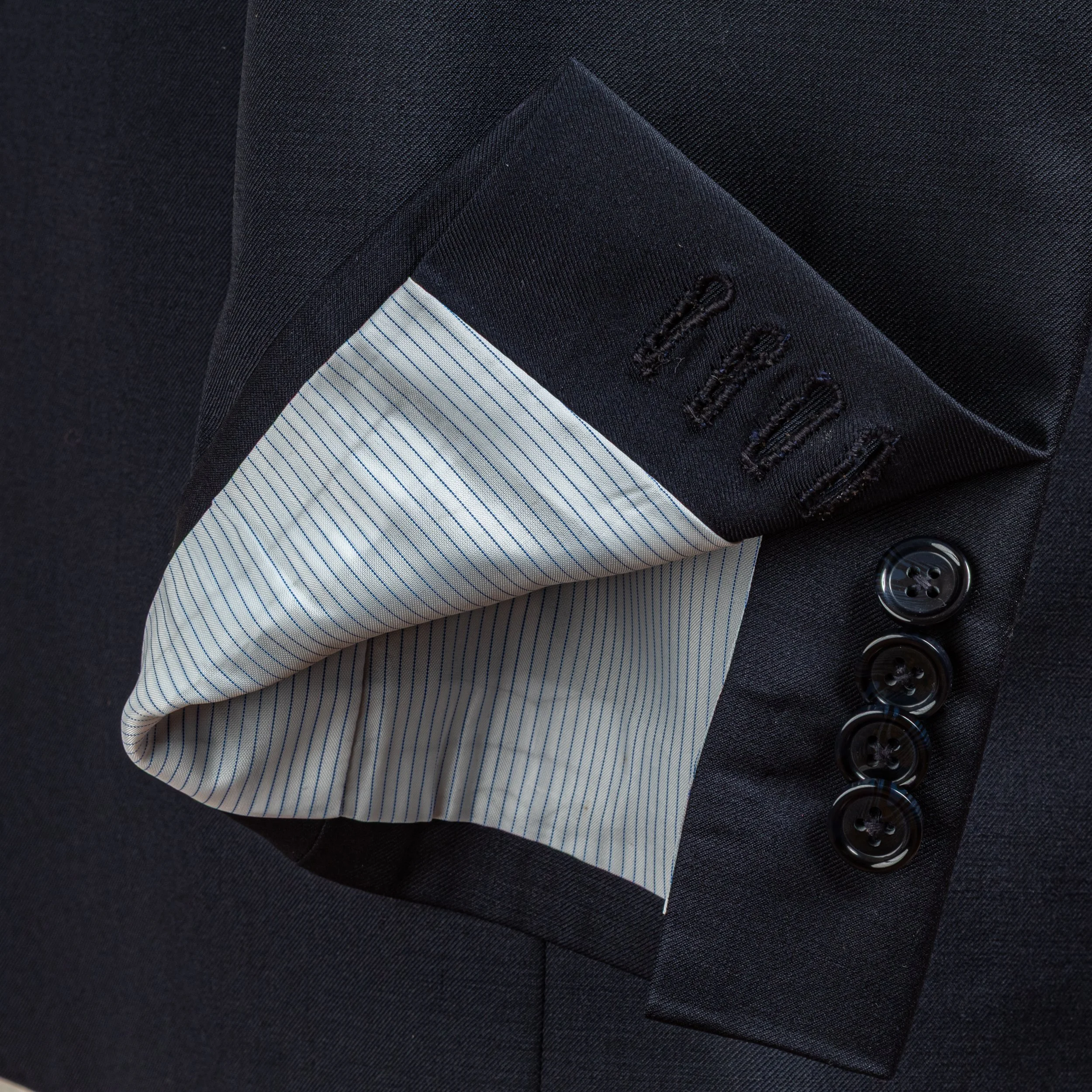 Napolitaans maatpak in Dark Navy - Handgemaakte details-17.jpg