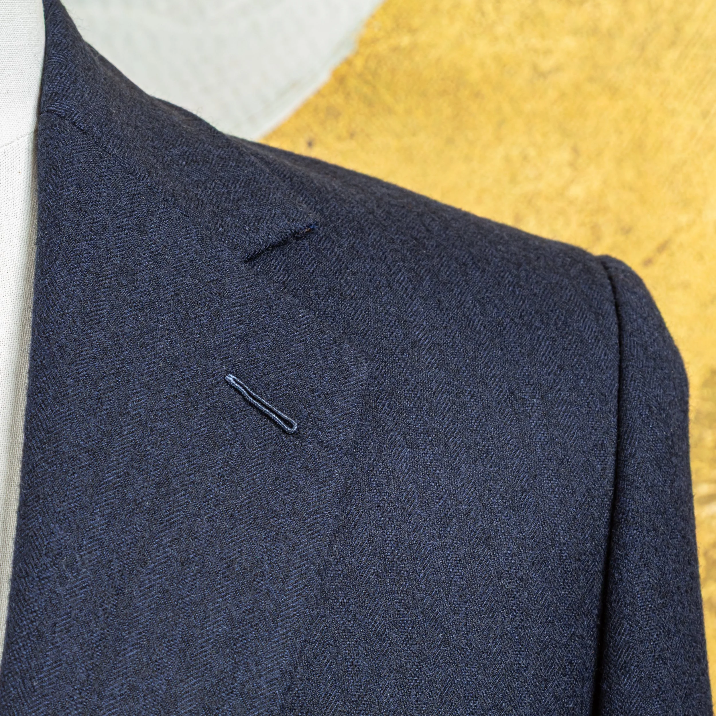 Navy flanellen pak op maat in herringbone - Bateman Ogden-4.jpg