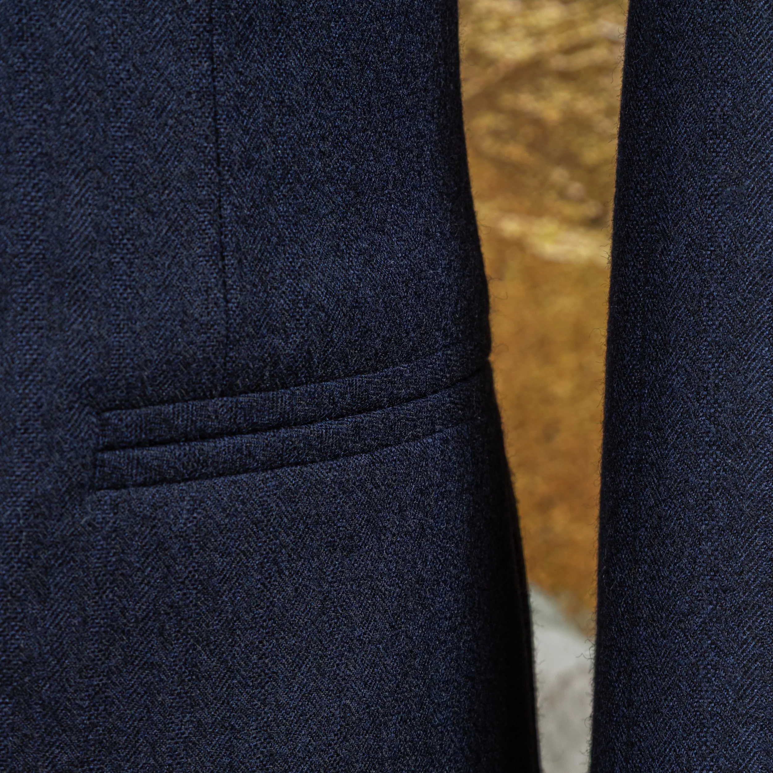 Navy flanellen pak op maat in herringbone - Bateman Ogden-8.jpg