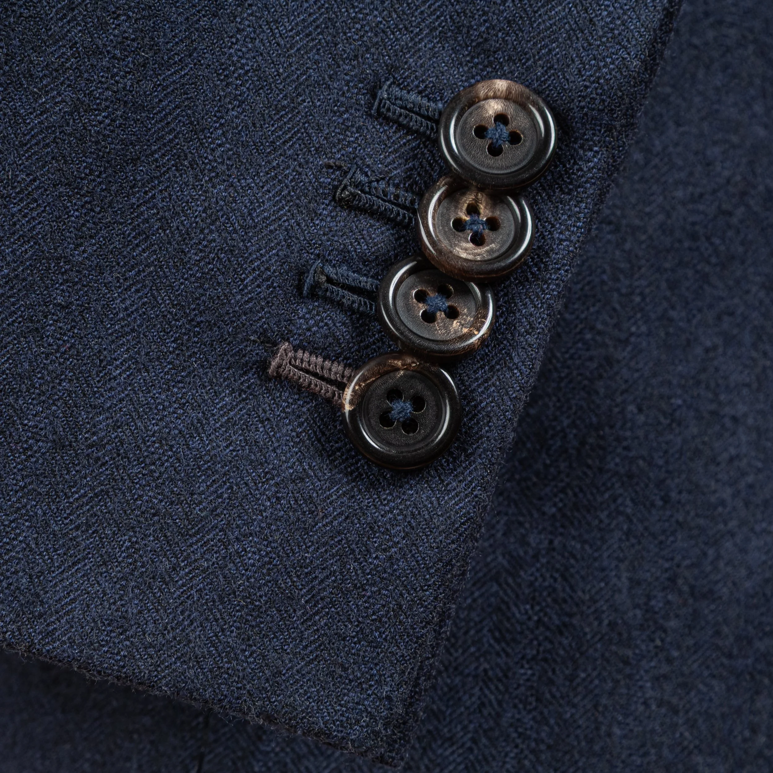 Navy flanellen pak op maat in herringbone - Bateman Ogden-9.jpg