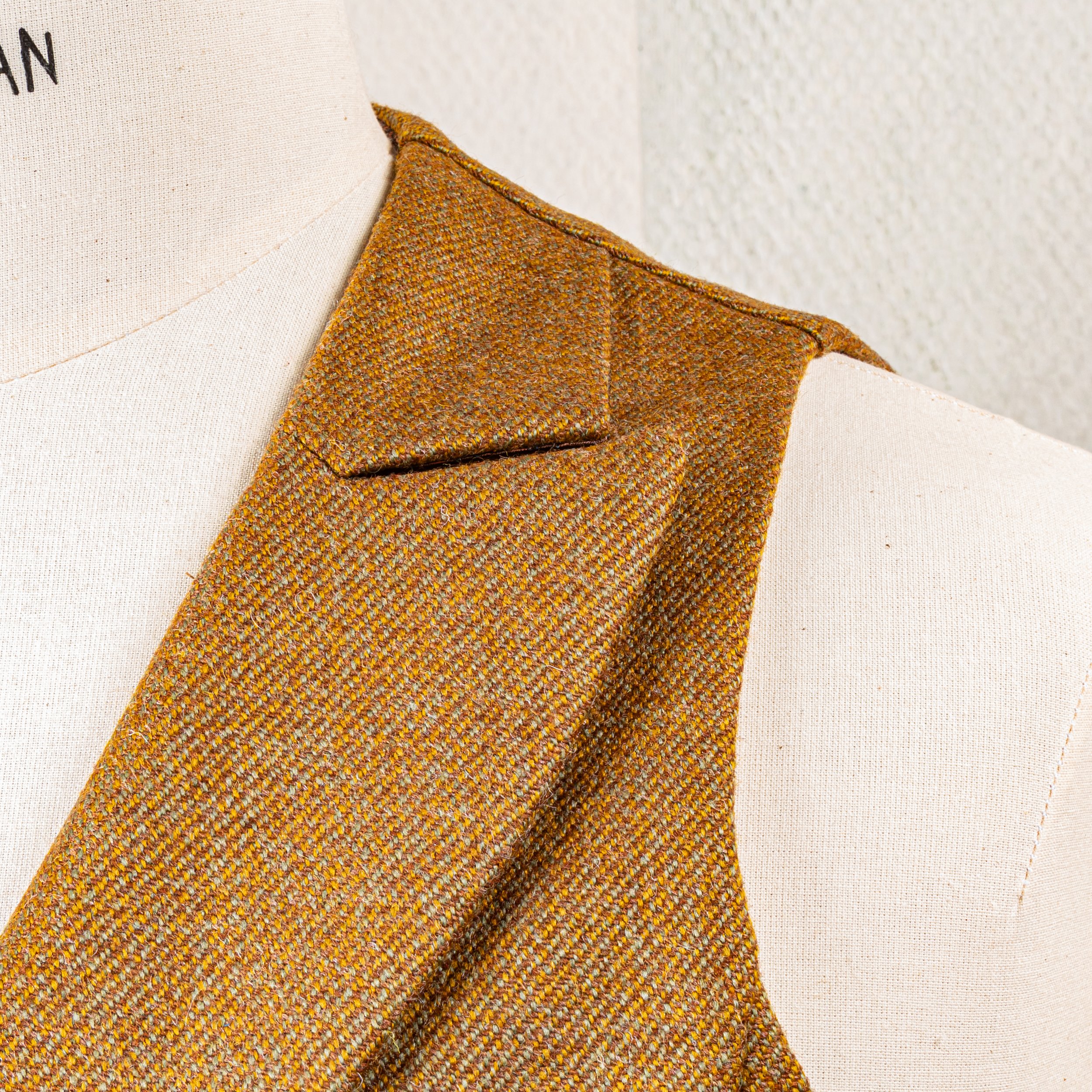 Oranje 3-delig trouwpak met mosterdgeel gilet - Bateman Ogden-17.jpg