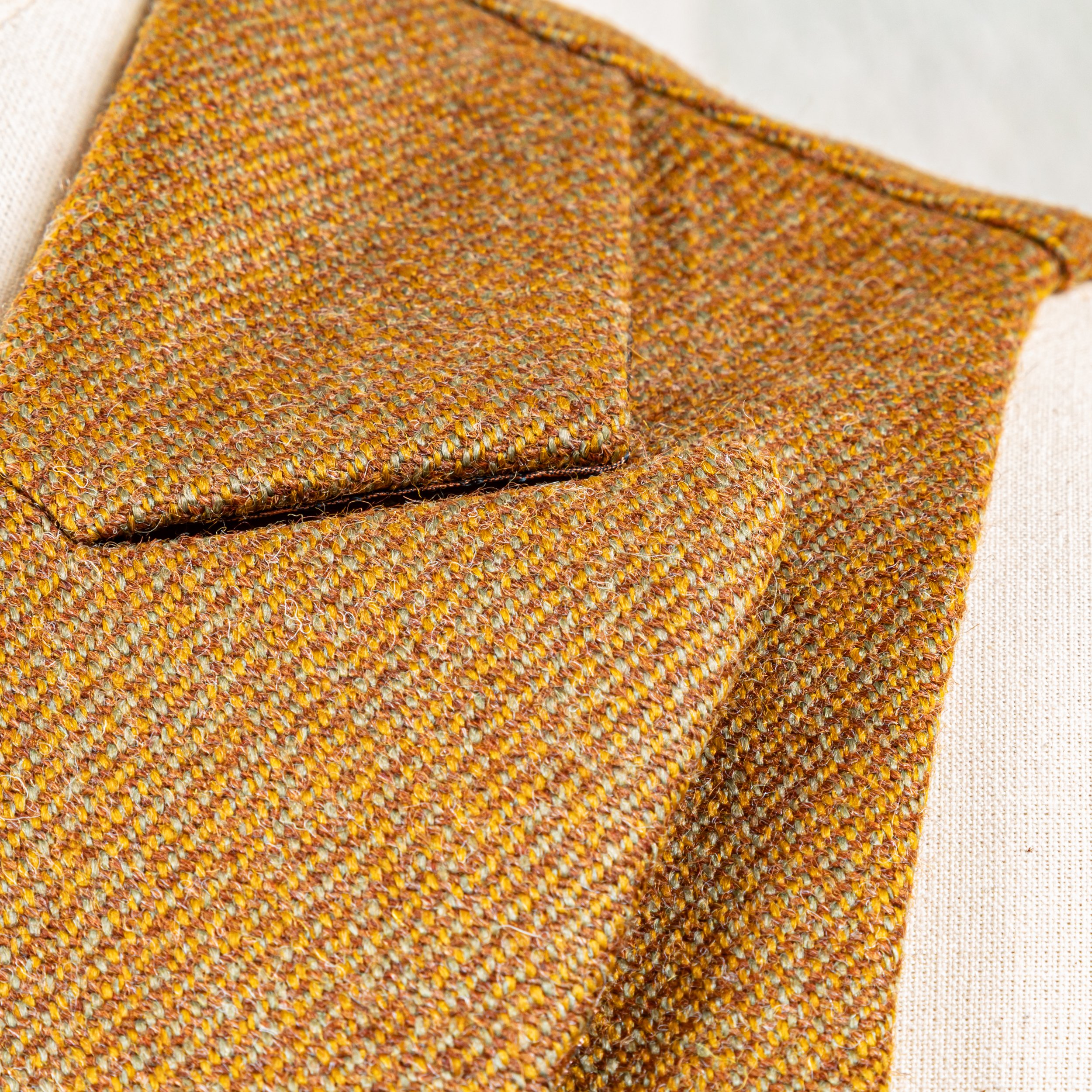 Oranje 3-delig trouwpak met mosterdgeel gilet - Bateman Ogden-18.jpg