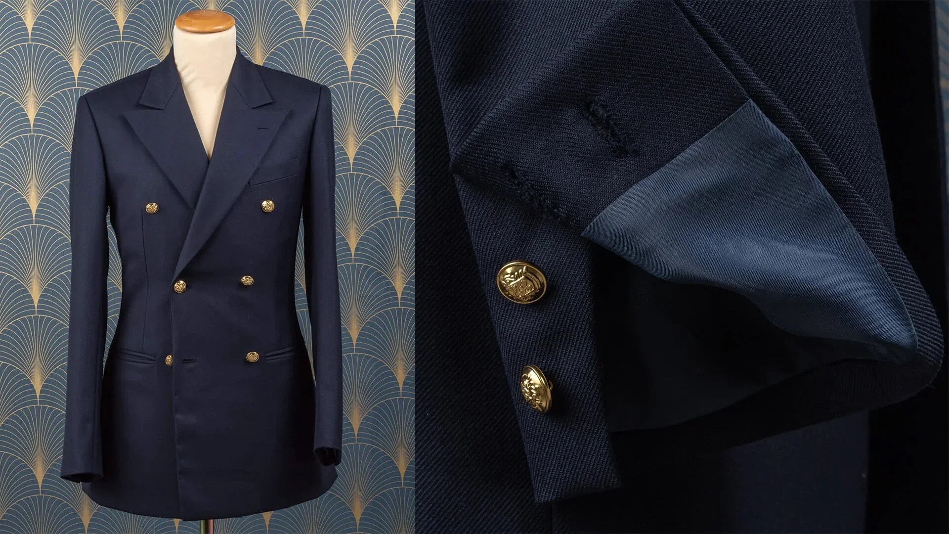 Navy double-breasted colbert op maat met 6x4 peak lapels en gouden wapenschildknopen, getoond in totaaloverzicht naast een detailopname van de knopen en blauwe zijden voering