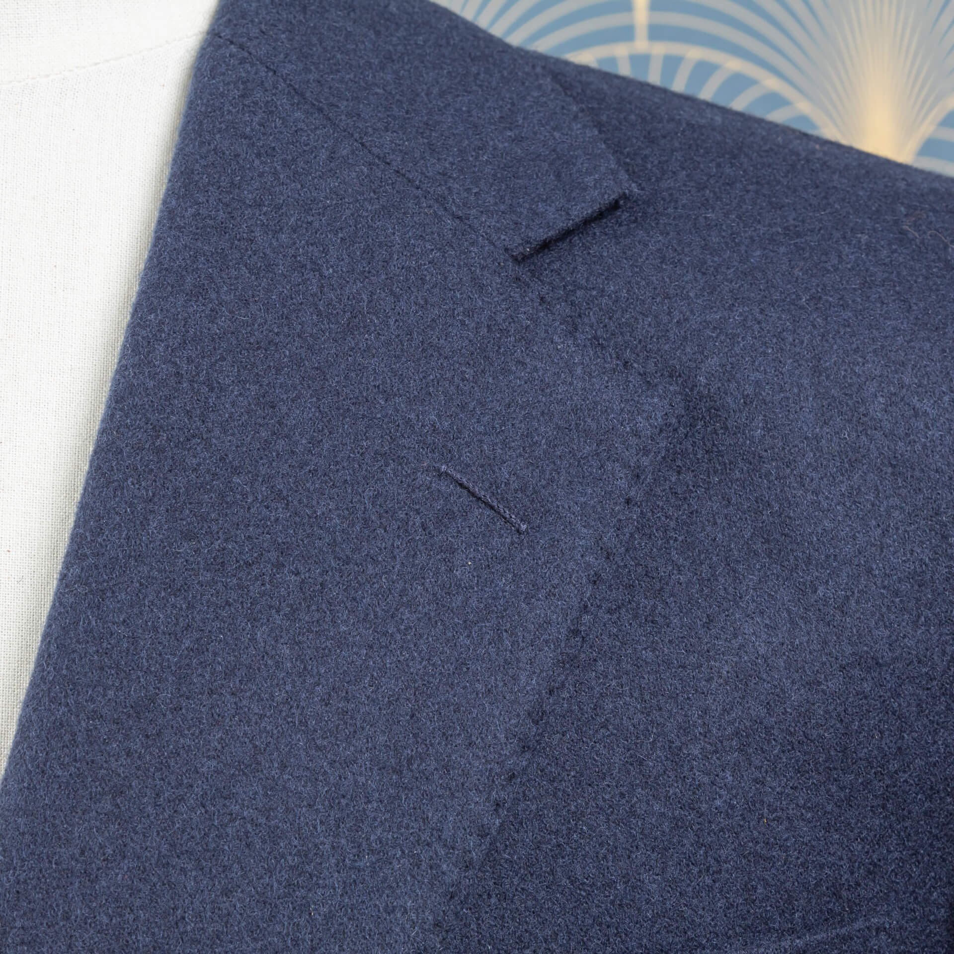 Blauwe flanel stof voor een pak gedragen door een ondernemer