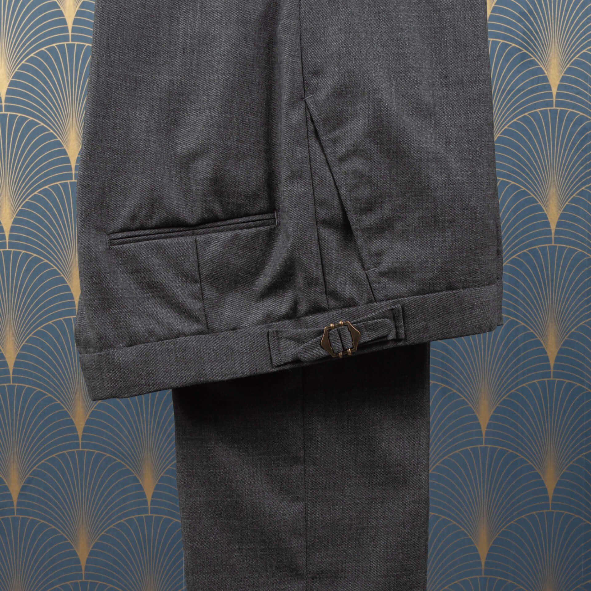 Broek zakken grijze sharkskin pantalon hangend op een kleerhanger