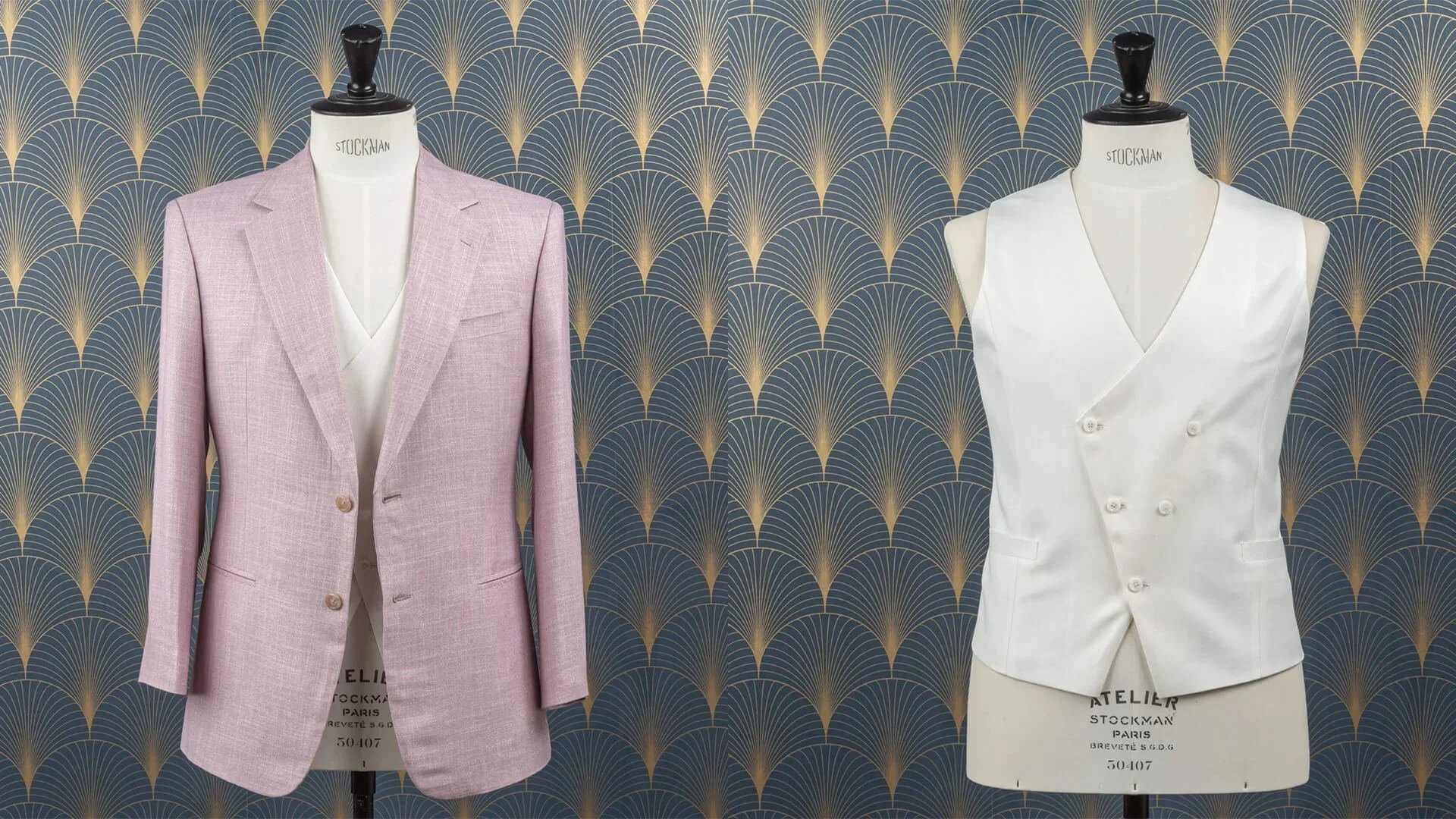 Bespoke driedelig vegan trouwpak in roze bamboe stof met wit asymmetrisch gilet op Stockman paspop, duurzaam maatwerk voor zomerbruiloft