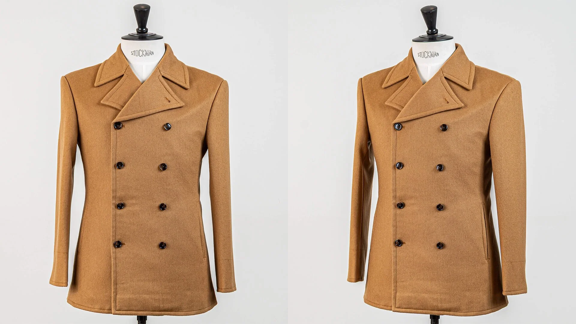 Double-breasted peacoat op maat in 100% baby camel hair Loro Piana met hoornen knopen en peacoat revers, driekwart aanzicht en vooraanzicht