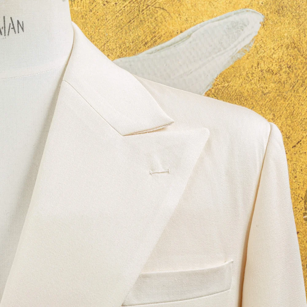Peak lapel en borstzak in witte barathea