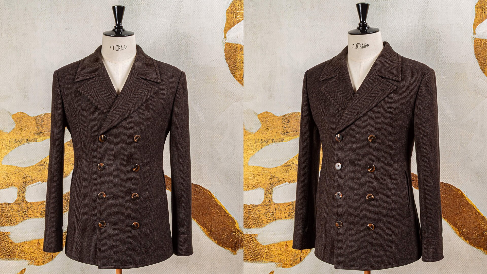 Double-breasted peacoat op maat in chocolate brown herringbone Caccioppoli wol-kasjmier met hoornen knopen en peacoat revers, vooraanzicht dicht en driekwart aanzicht