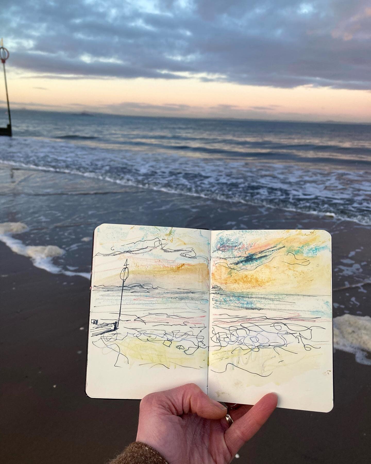 Can anything beat a clear cold wintery day at the beach? Just asking &hellip;
#urbanksketching #drawfromlife #portybeach #sketchbook #walktosee #beachlife