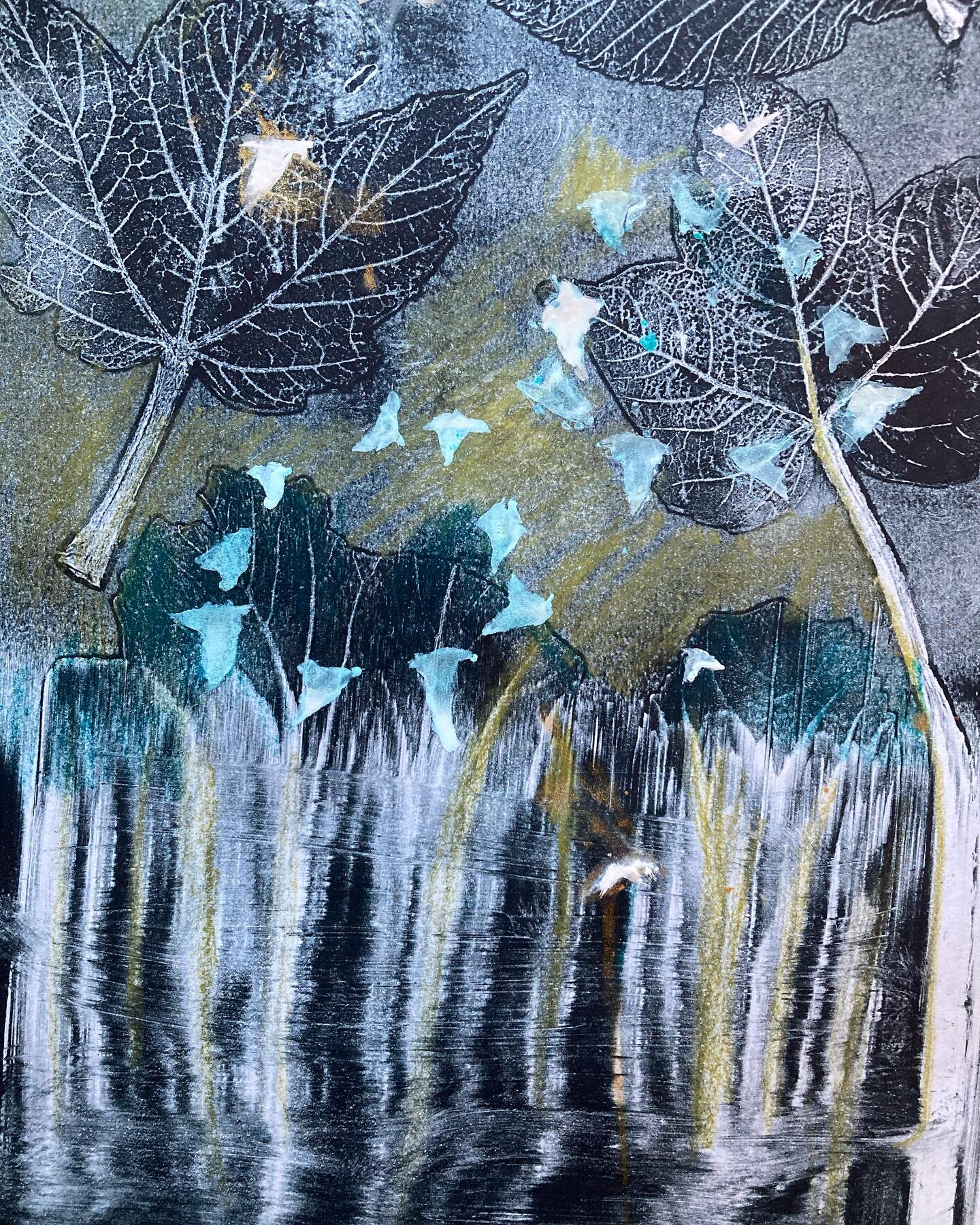 Week four of @printersolstice &hellip; cool colours. This one is a multilayered monoprint with stencils. Must admit I&rsquo;m a cool colour kind of person so loved this palette 💙💚⭐️ of wintery colours&hellip;
⠀⠀⠀⠀⠀⠀⠀⠀⠀
Loving this challenge 😊 #pri