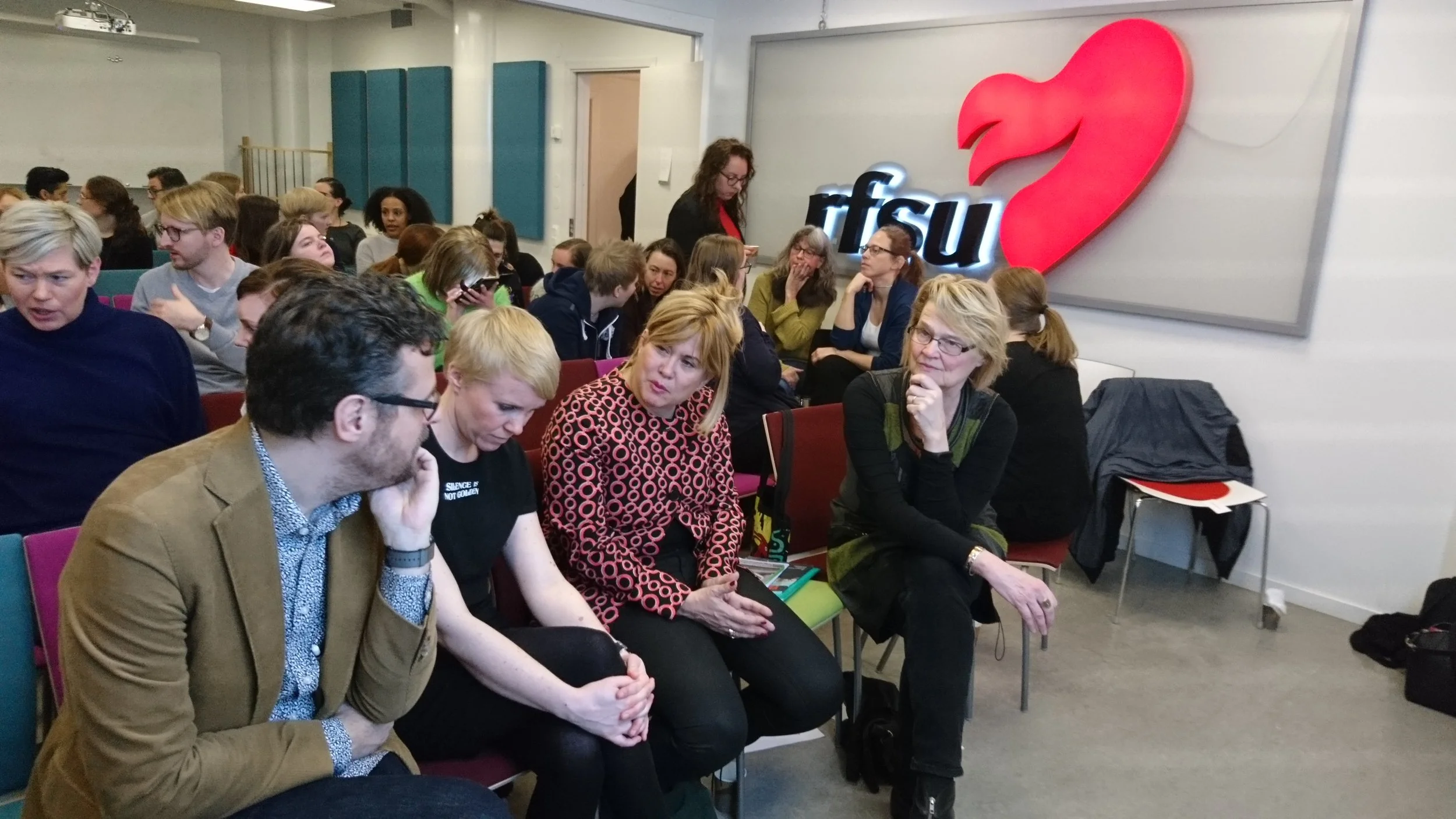 Några ur panelen och deltagare i samtal under Thinkandacts seminarium ”Metoo, chefen och tystnadskulturen i civilsamhället” 180221.