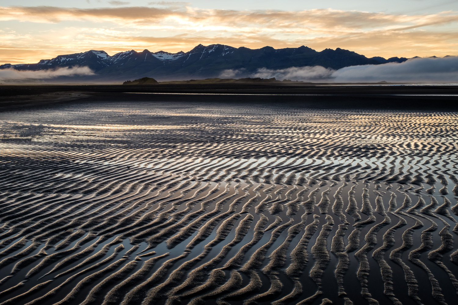  Sandy ripples and mountains on the Laekjavik coast 
