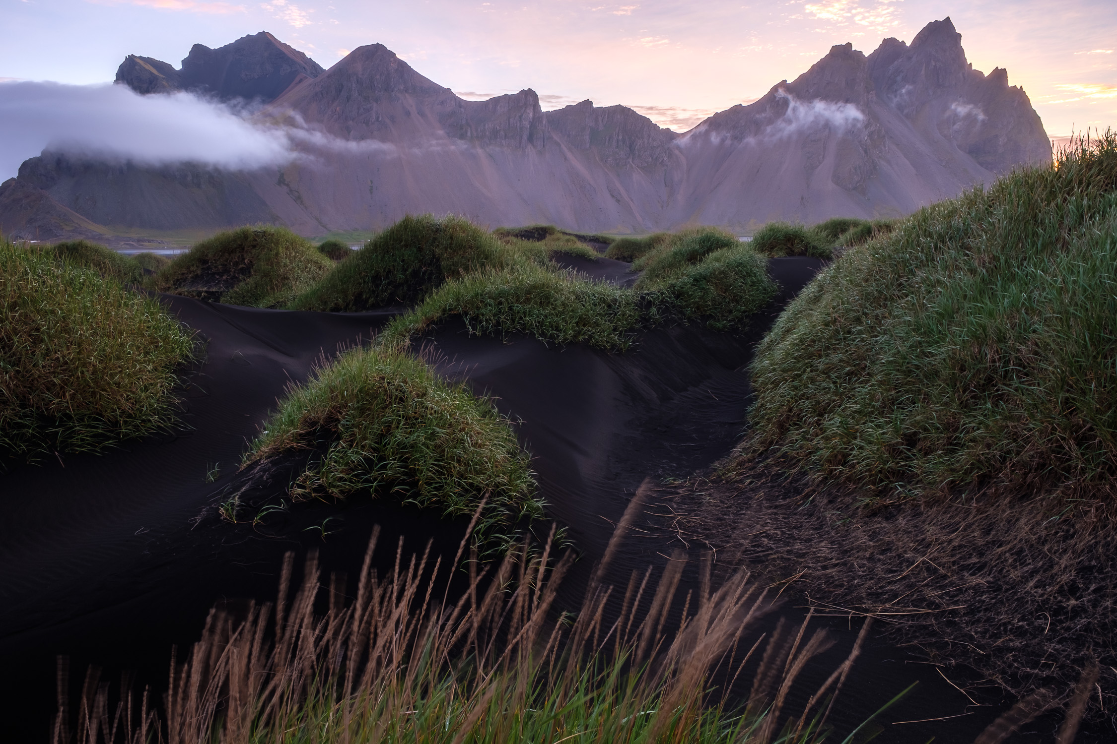  Sand dunes at Stokknses and the famous Vesturhorn mountain at sunrise. 