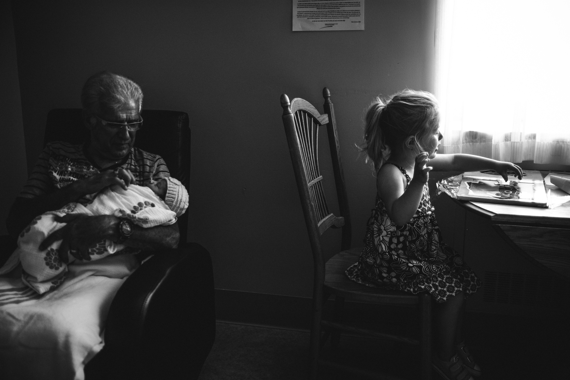 photo-de-nouveau-ne-a-l-hopital-fresh-48_photographie-noir-et-blanc-photographe-de-famille-lifestyle-enfant-montreal-38.jpg