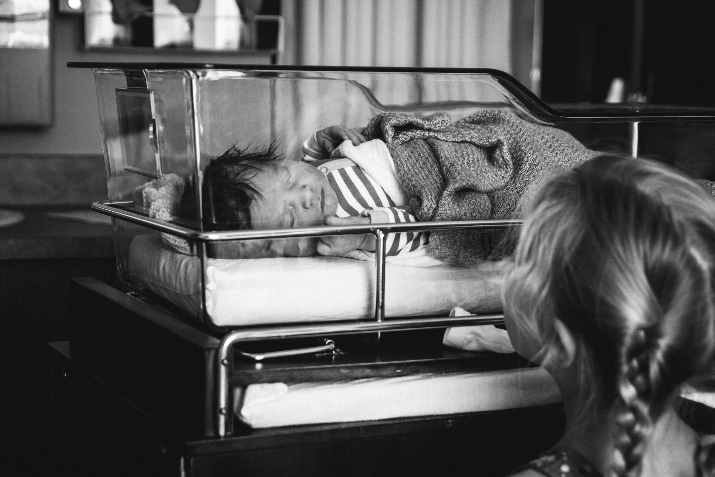 photo-de-nouveau-ne-a-l-hopital-fresh-48_photographie-noir-et-blanc-photographe-de-famille-lifestyle-enfant-montreal-44.jpg