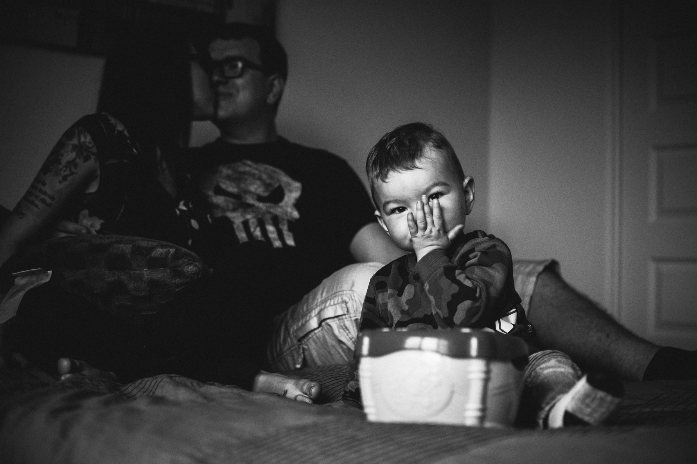 photo-noir-et-blanc-enfant-bisou-photographe-de-famille-a-domicile-montreal-victoriaville-enfant-lifestyle-40.jpg