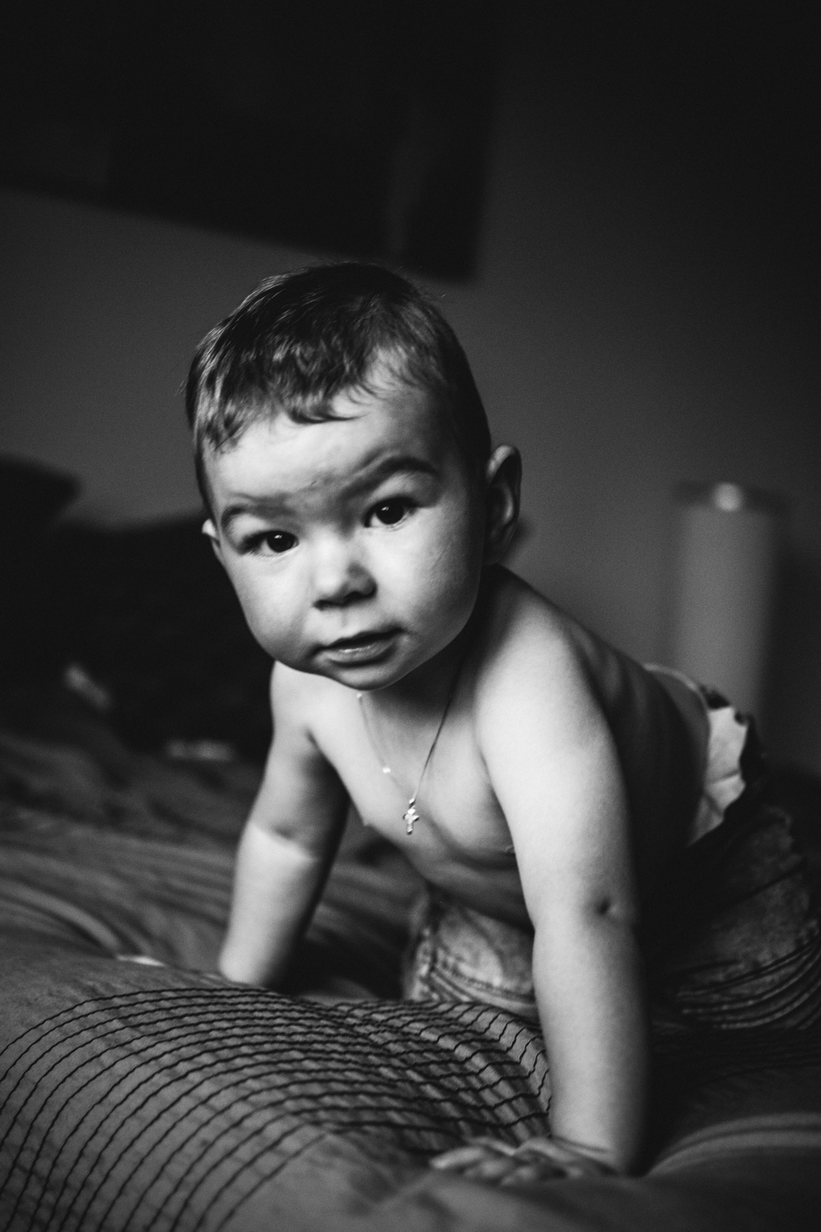 photo-noir-et-blanc-garcon-lit-photographe-de-famille-a-domicile-montreal-victoriaville-enfant-lifestyle-49.jpg