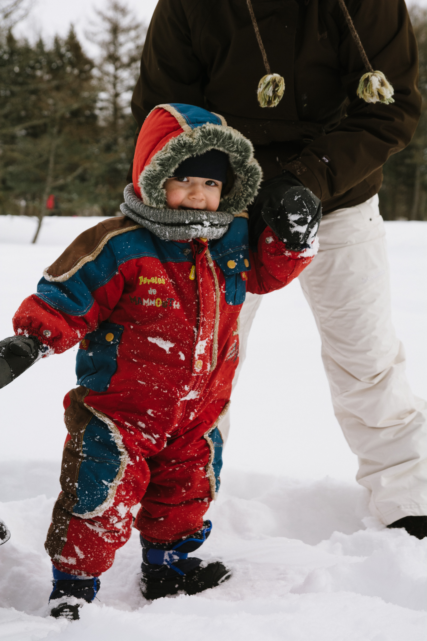 photo-d-un-enfant-en-habit-de-neige-debout-dans-la-neige-l-hiver-a-montreal-photographe-enfant-famille-montreal.jpg