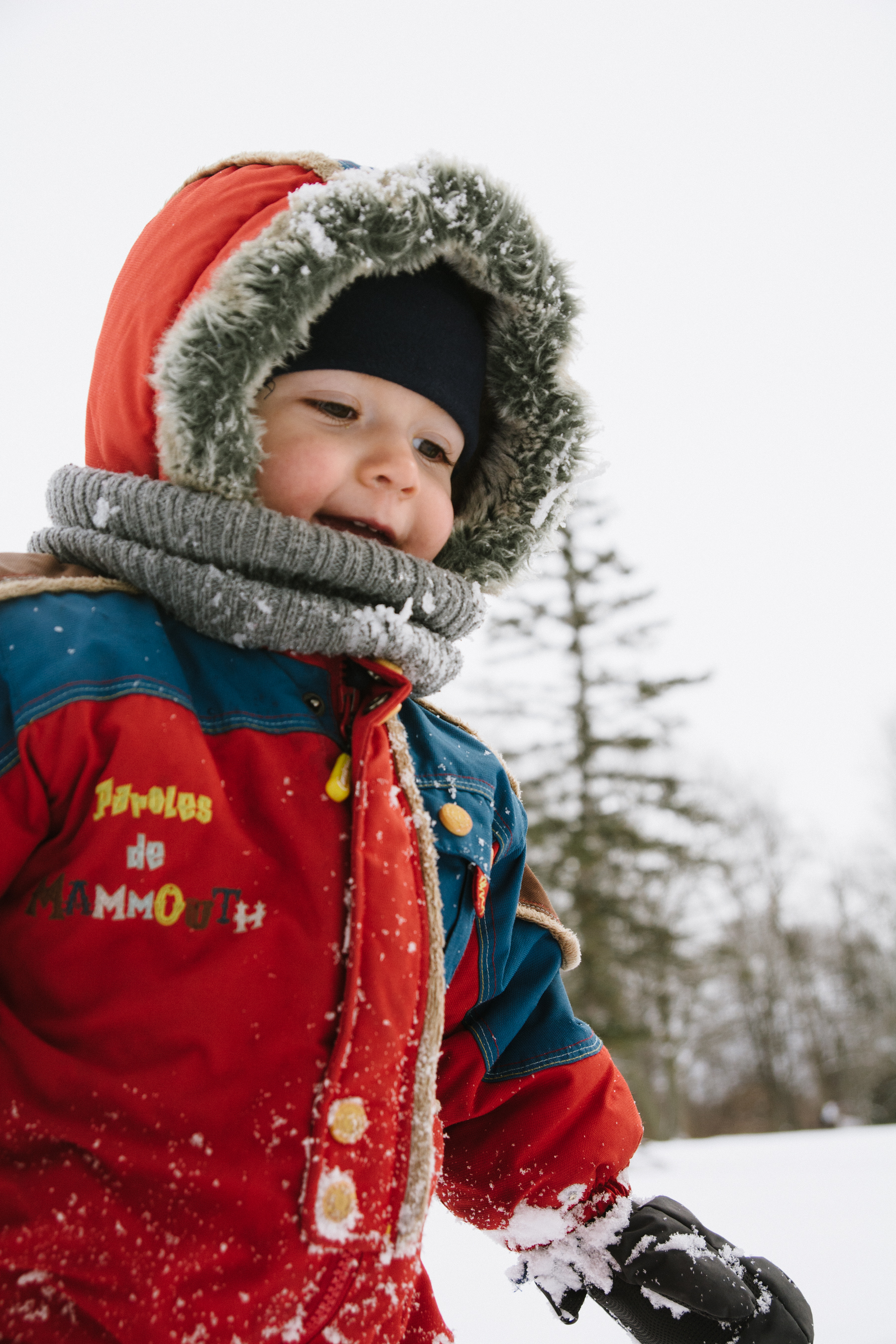 photo-d-un-enfant-en-habit-de-neige-l-hiver-a-montreal-photographe-enfant-famille-montreal.jpg