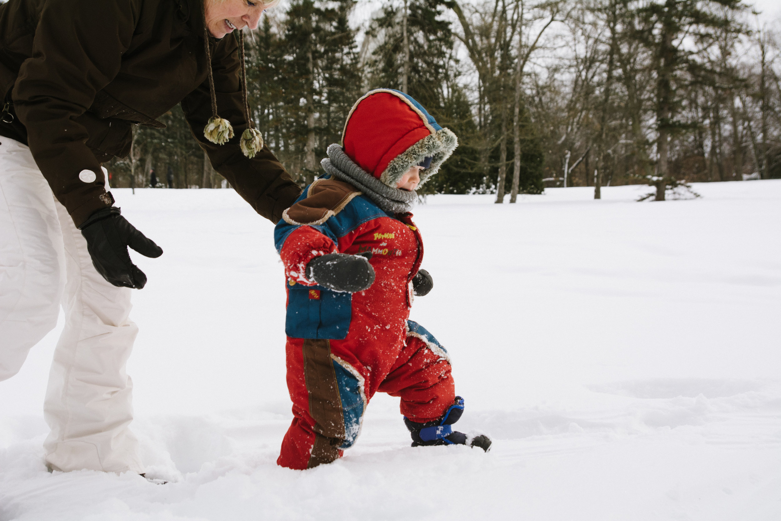 photo-d-un-enfant-en-habit-de-neige-qui-marche-dans-la-neige-l-hiver-a-montreal-photographe-enfant-famille-montreal.jpg