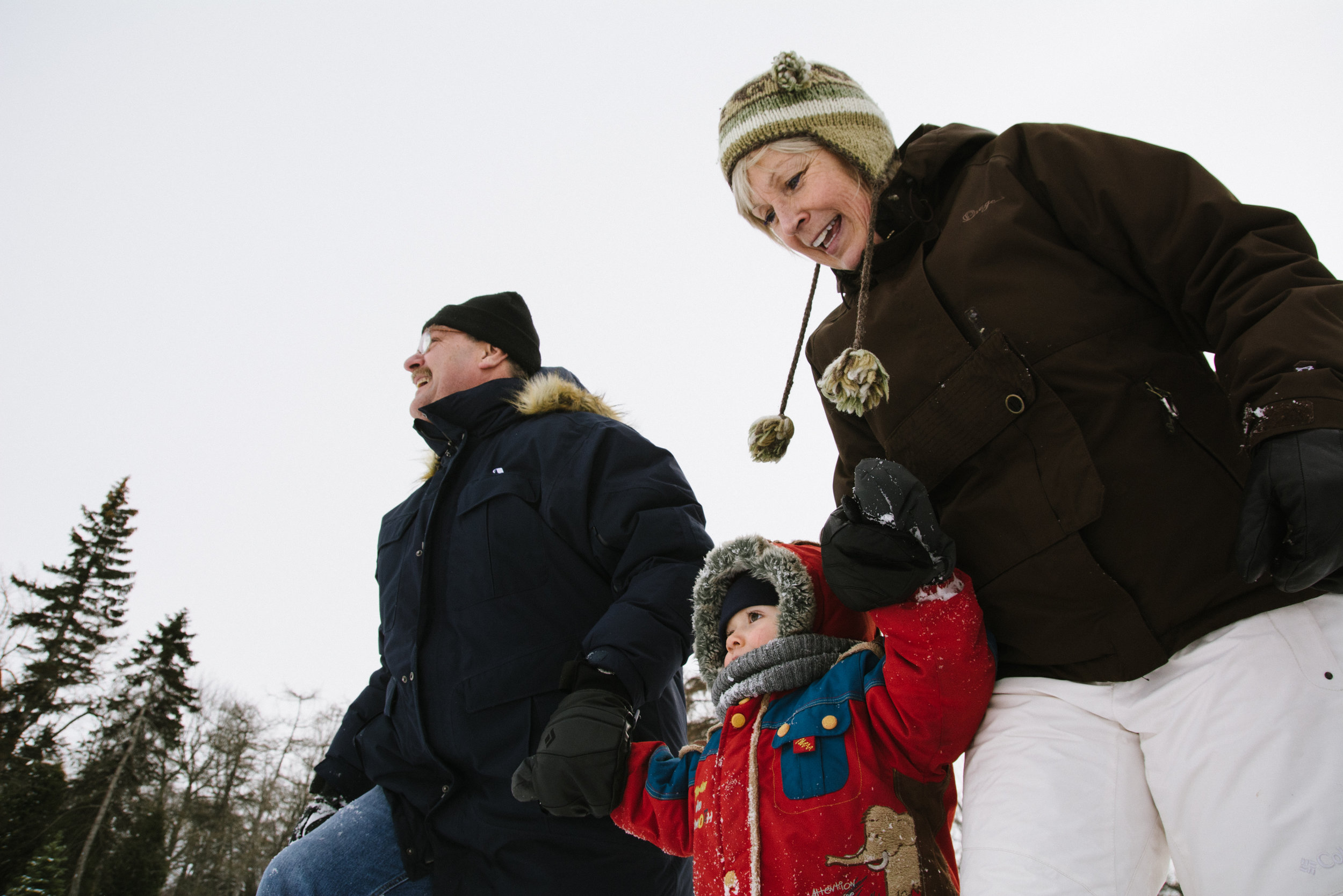 photo-de-grands-parents-avec-un-enfant-l-hiver-a-montreal-photographe-enfant-famille-montreal.jpg