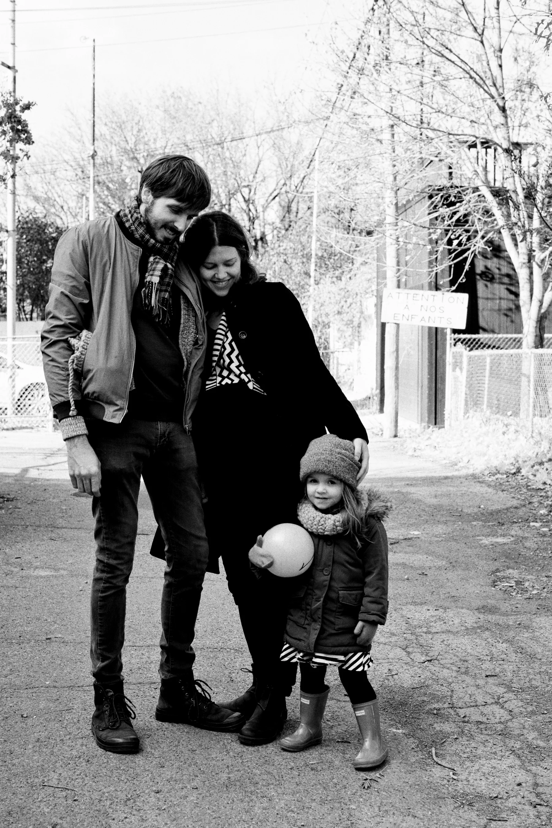 photo-noir-et-blanc-d-une-famille-dans-une-ruelle-de-montreal-photographe-lifestyle-enfant.jpg