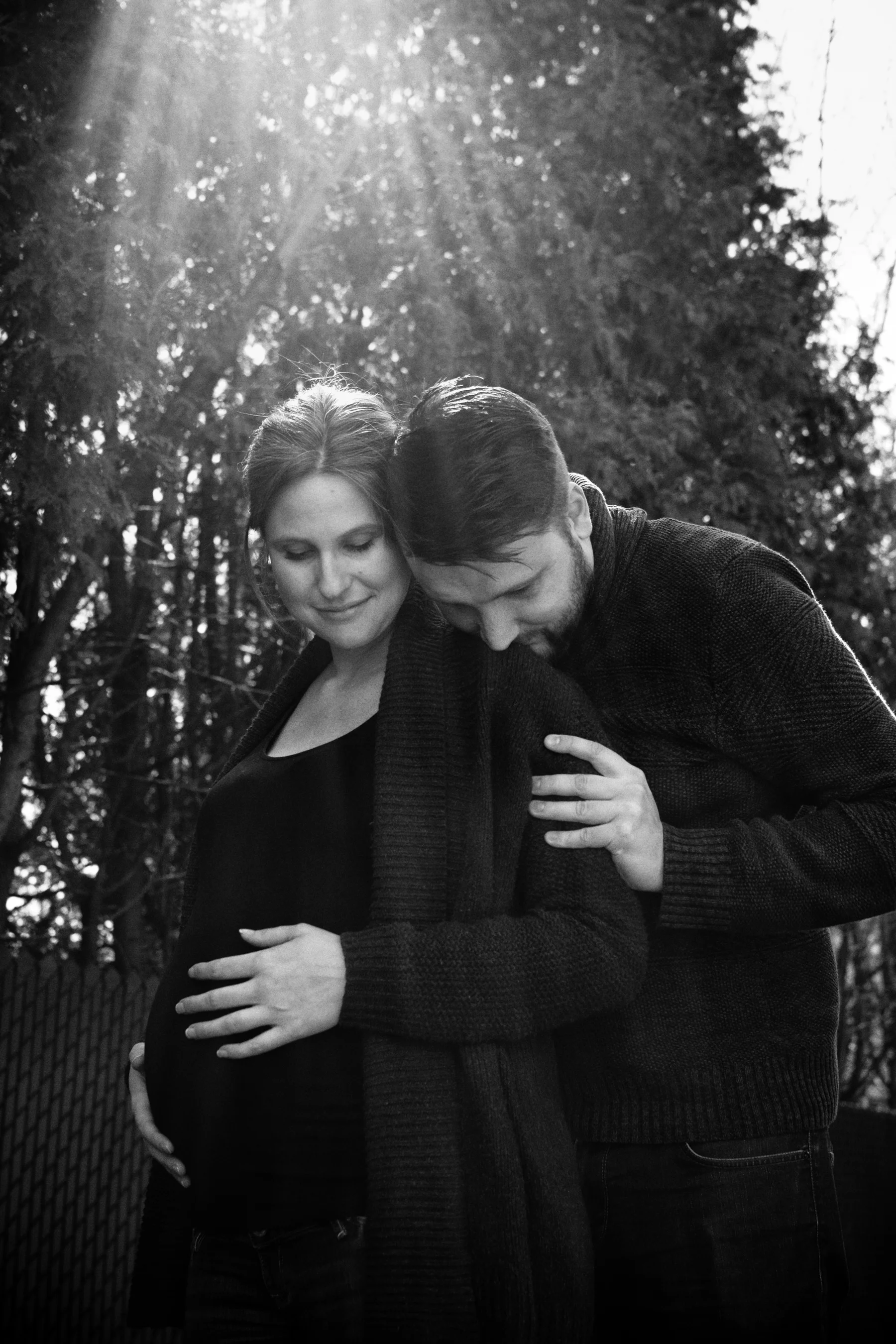 photo-noir-et-blanc-dun-couple-qui-attend-un-enfant-photographe-maternite-famille-montreal.jpg