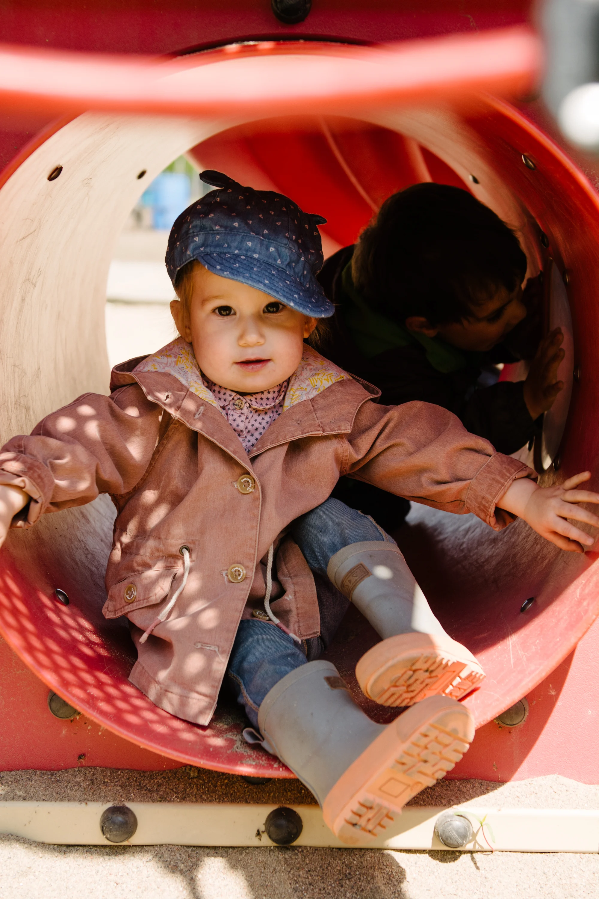 photo-d-une-petite-fille-dans-un-module-de-parc-photographe-famille-enfant-montreal.jpg