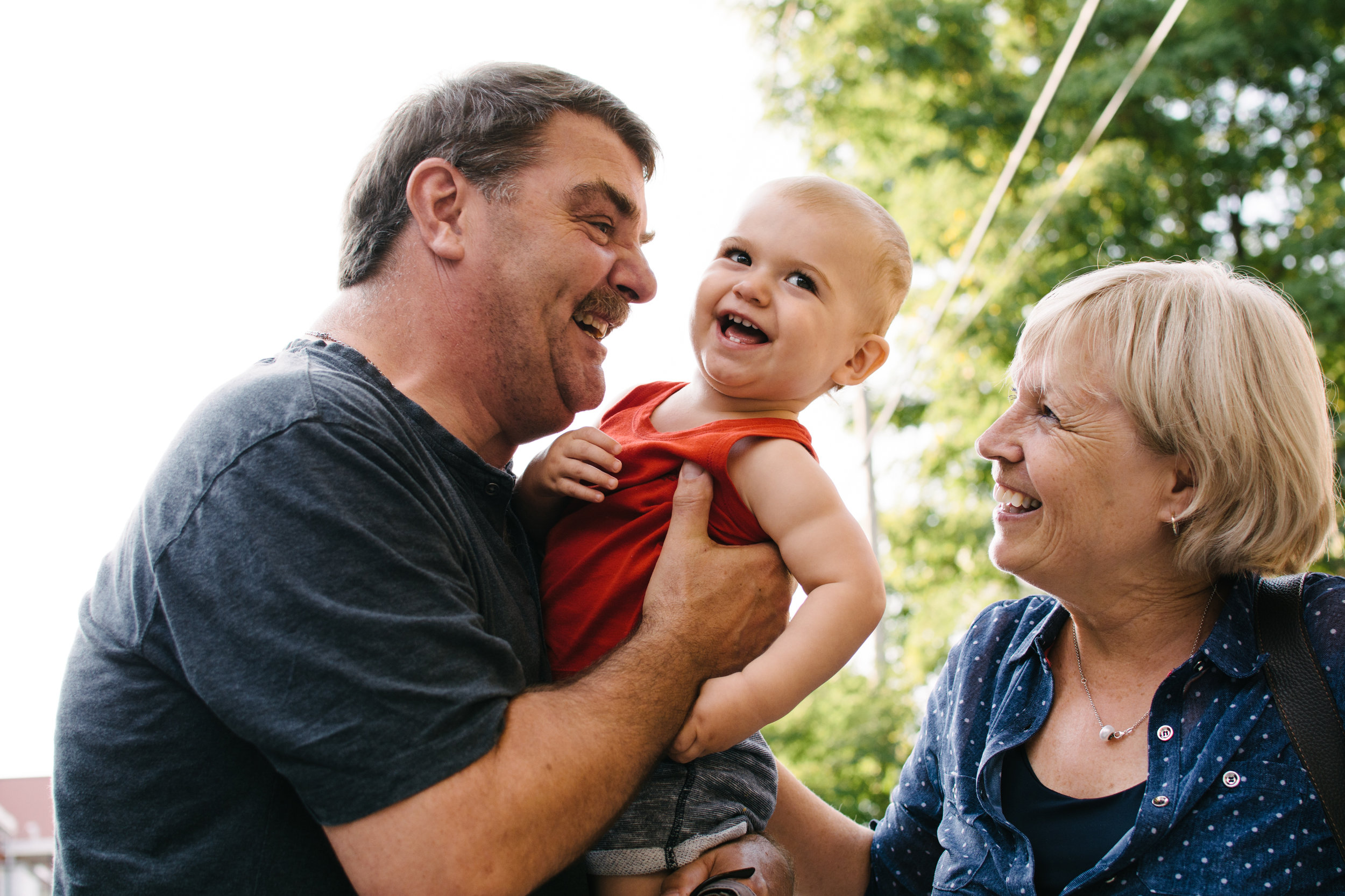 Mini-seance-photo-enfant-avec-ses-grands-parents-ruelle-parc-montreal-photographe-famille-4.jpg