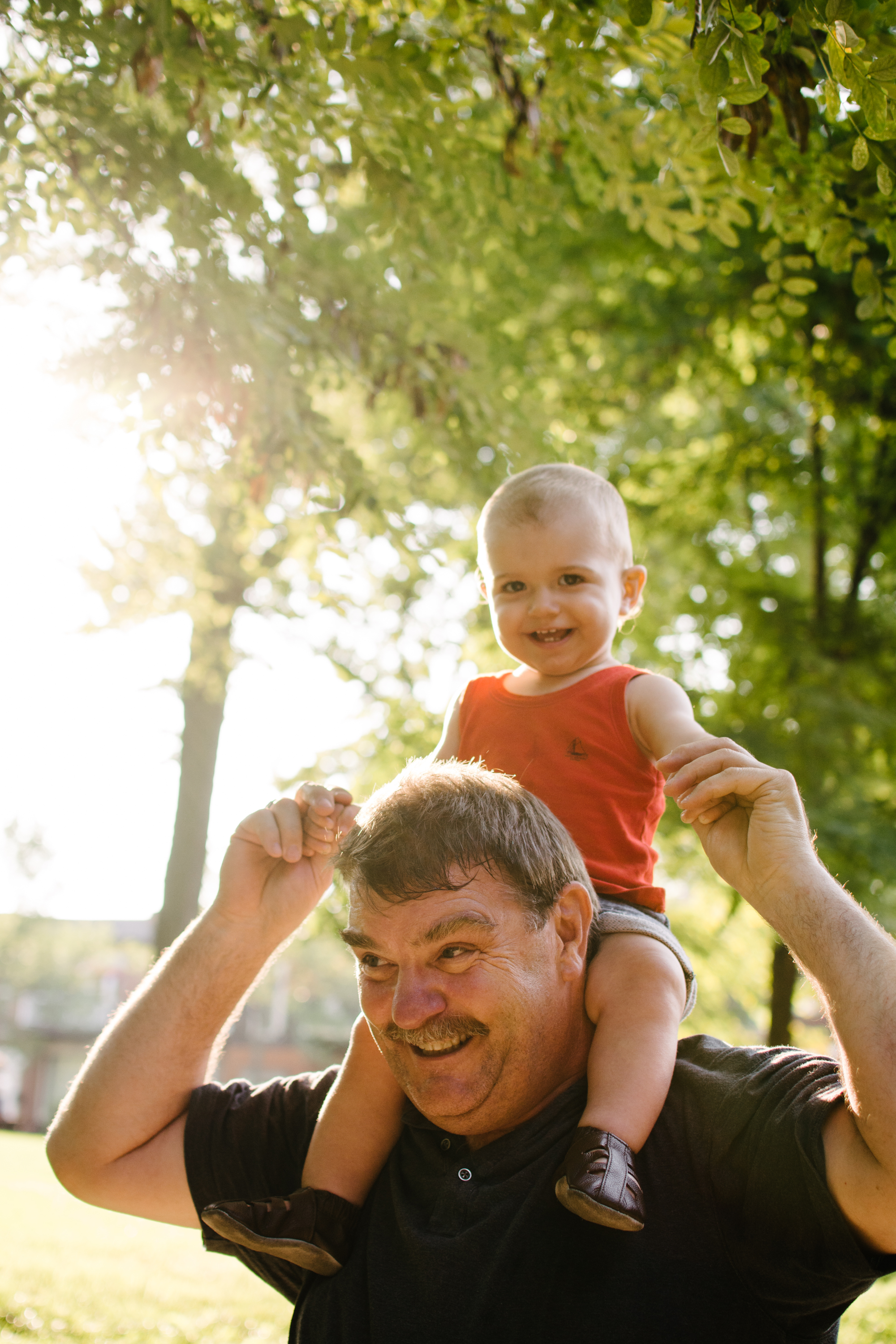 Mini-seance-photo-enfant-avec-ses-grands-parents-ruelle-parc-montreal-photographe-famille-8.jpg